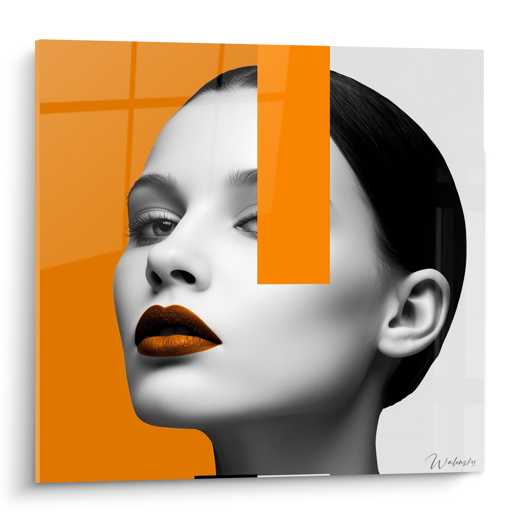 Visage féminin en noir et blanc barré d'une bande orange vif et lèvres orange foncé