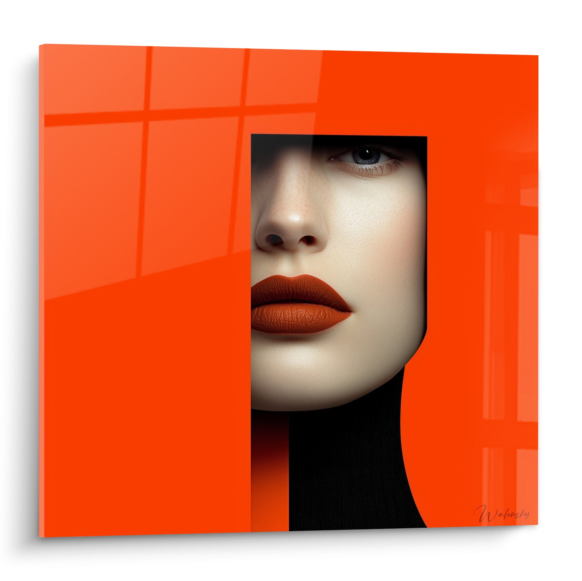 Visage féminin aux lèvres terracotta encadré d'orange vif et noir, découpe graphique intense