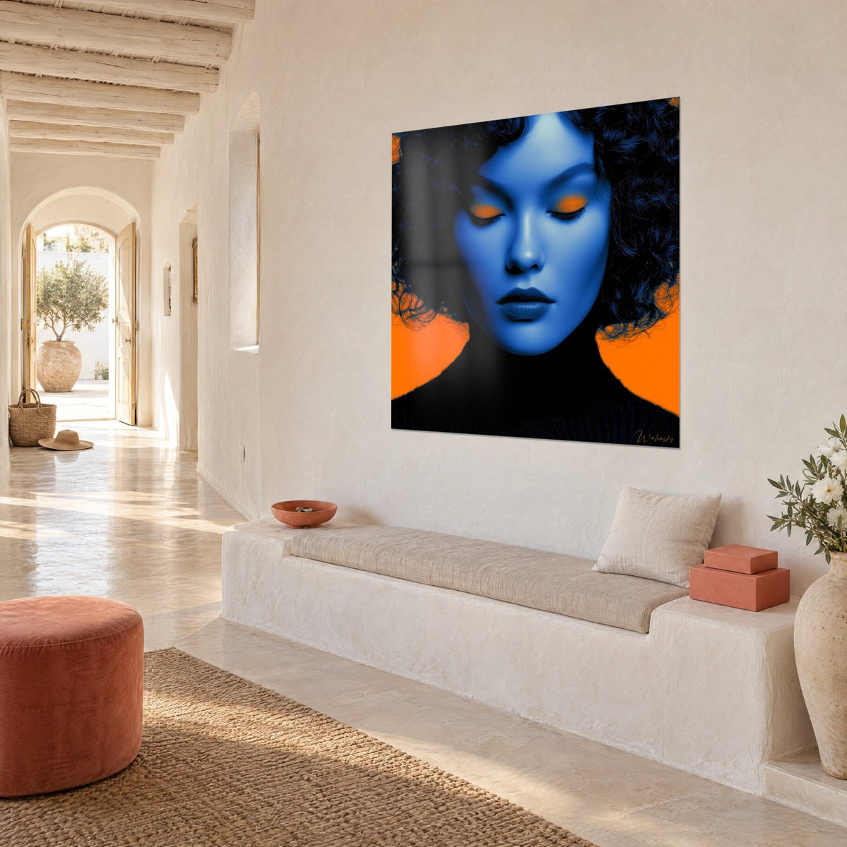 Tableau portrait féminin bleu électrique, fards orange et épaules safran, mur crépi blanc d'une maison méditerranéenne