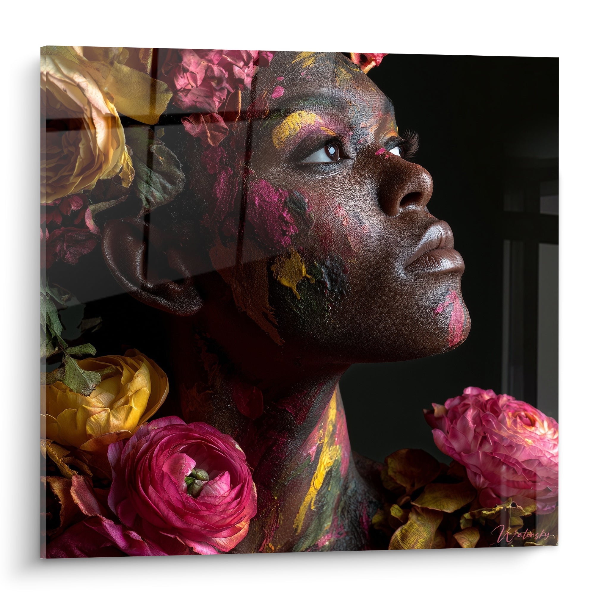 Visage féminin anthracite orné de pigments roses et jaunes parmi des roses fanées