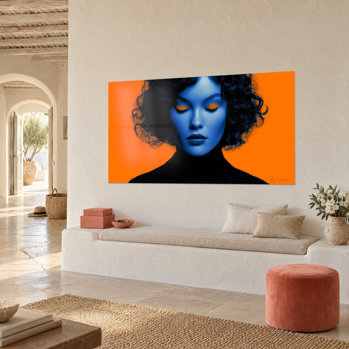 Tableau portrait féminin peau bleu cobalt, boucles sombres sur fond orange éclatant, vue de trois-quarts, banquette blanche