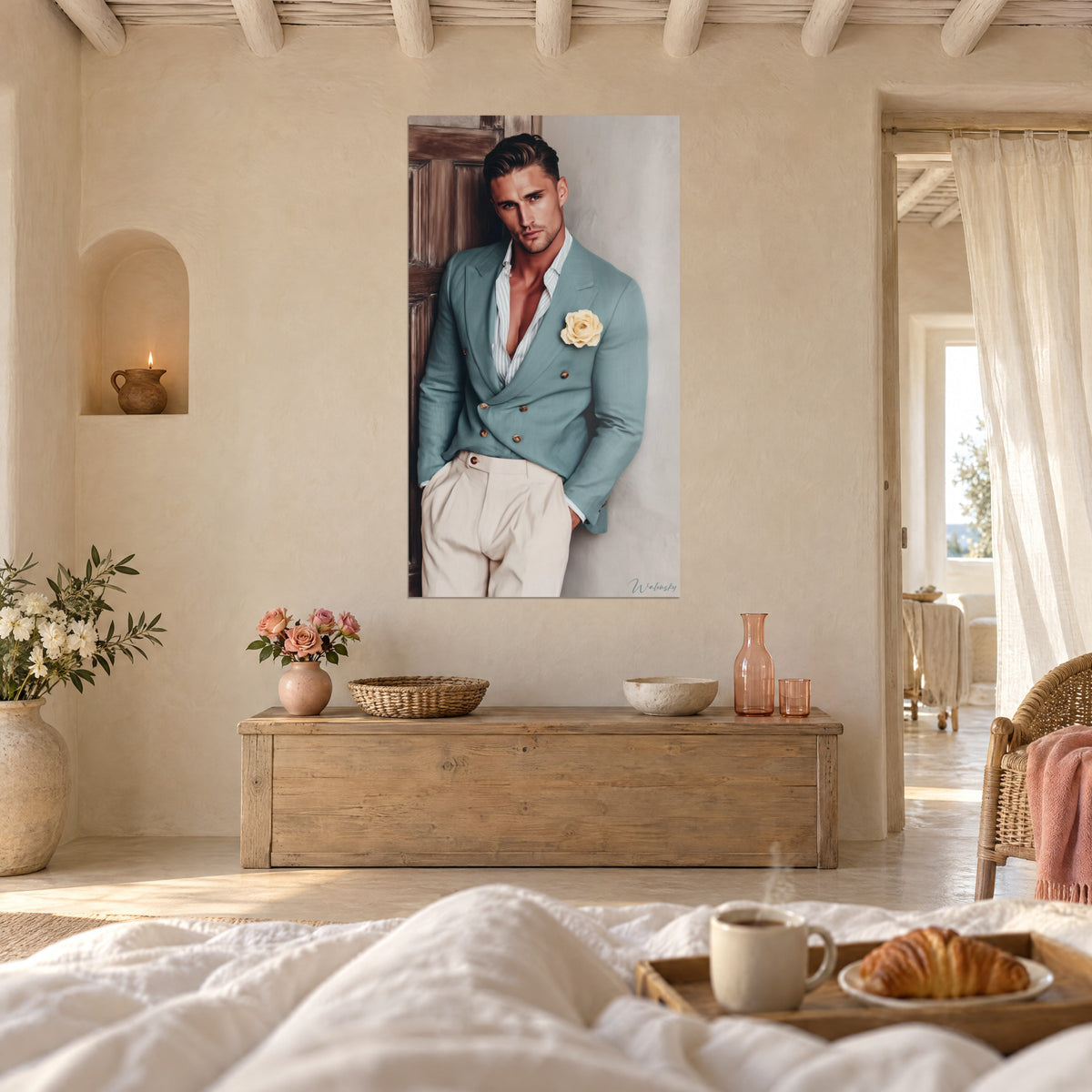 Cuadro chico guapo con chaqueta cruzada verde salvia y camisa a rayas abierta, pantalón crema, sobre una cama en un dormitorio luminoso