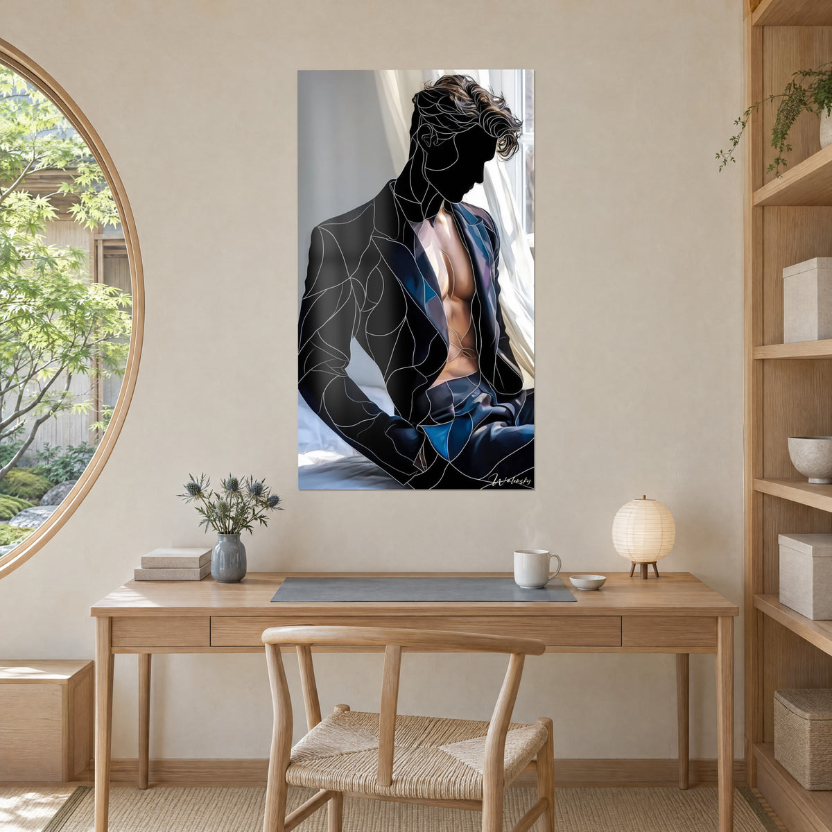 Cuadro elegante de traje negro abierto sobre piel dorada, luz blanca de ventana, fondo gris perla, escritorio de madera clara y lámpara redonda