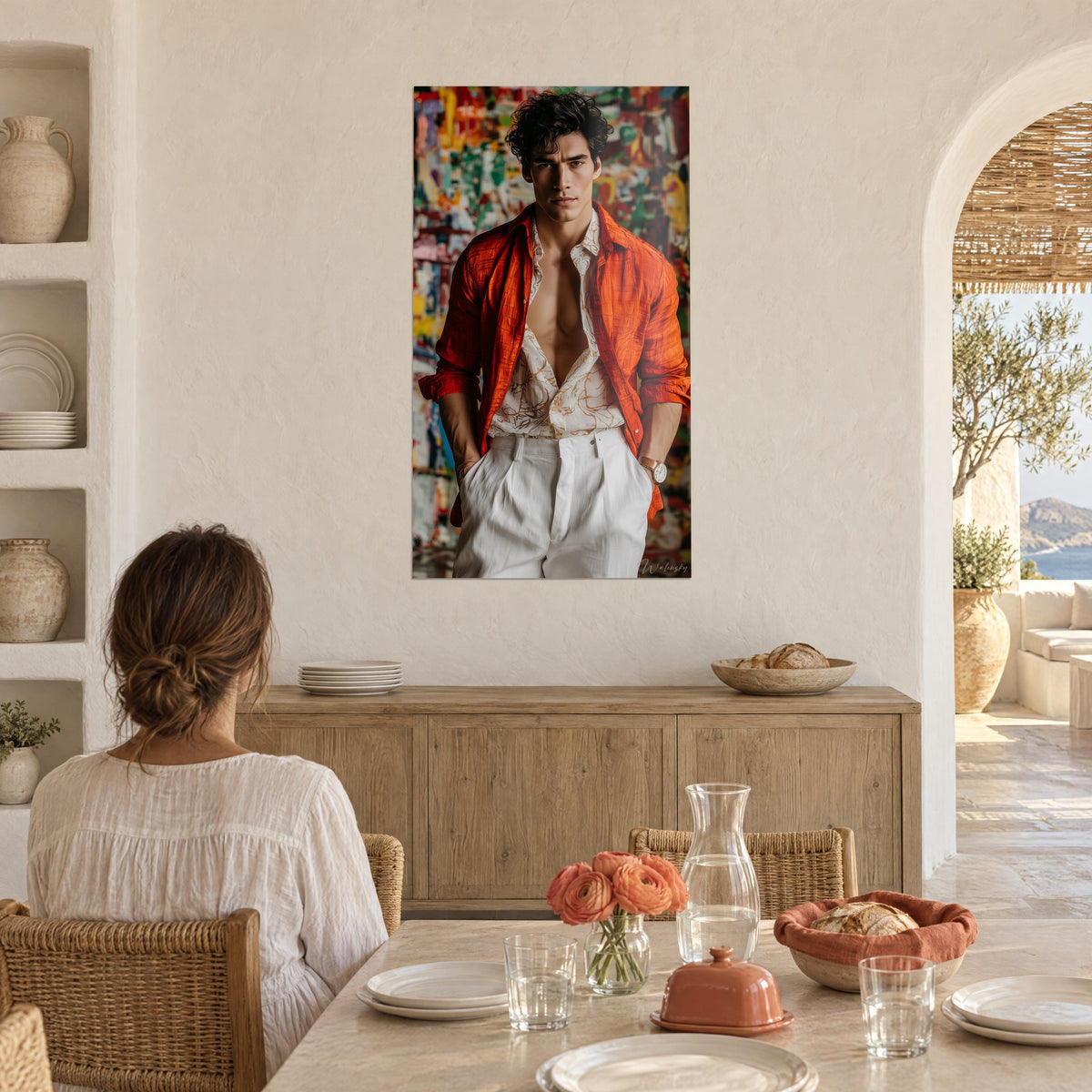 Tableau élégant dandy à la montre dorée, chemise orange sur chemisier blanc veiné d'or, fond de peinture abstraite, salle à manger en pierre blanche