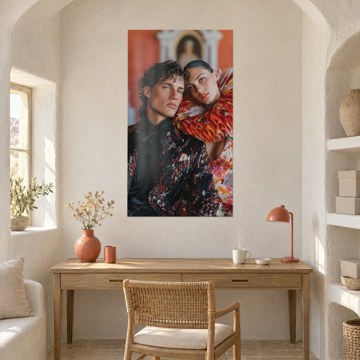 Schilderij mannelijk gezicht met blauwgrijze ogen en zwarte lintkraag, koraalkleurige achtergrond met witte nis, blonde houten bureau