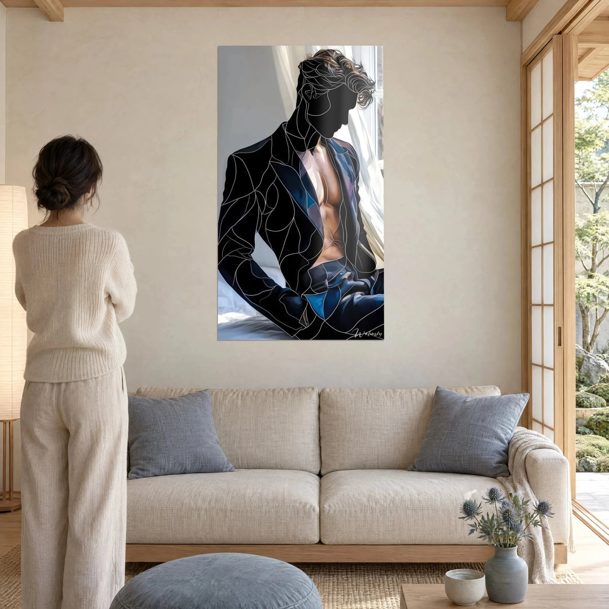 Quadro giovane con giacca nera socchiusa, torso nudo, tratti bianchi da vetrata, tenda chiara; sopra un divano in un soggiorno luminoso