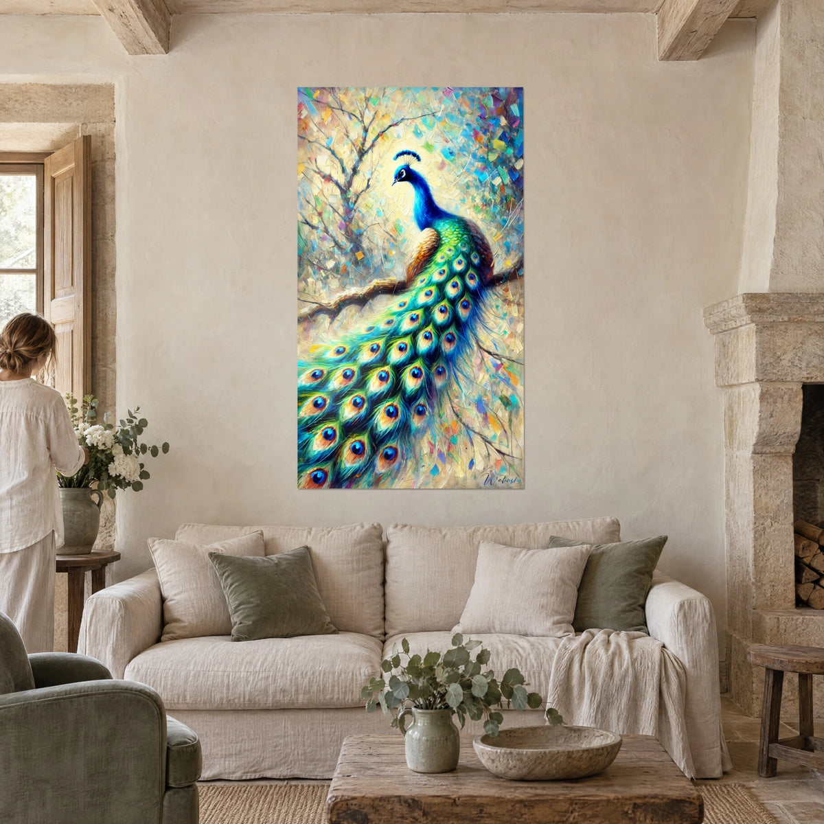 Schilderij pauw in blauw versierd met smaragdgroene veren, staart bezaaid met oogvlekken, boven een bank in een lichte woonkamer