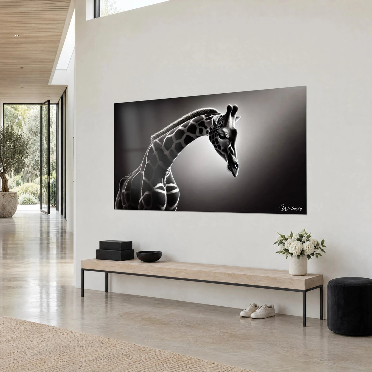 Tableau portrait de girafe penchée, taches ébène cernées de blanc crème, halo gris perle, vue de trois-quarts dans un séjour