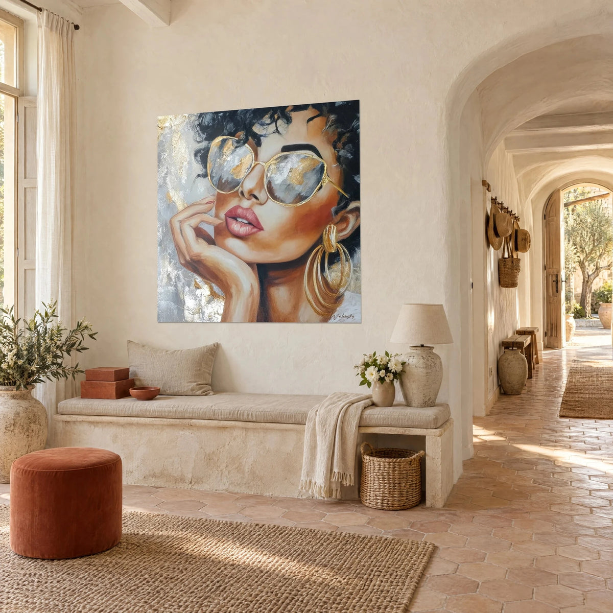 Tableau égérie aux verres miroir argent et or, boucles noires, main sous le menton, vue de trois-quarts dans un couloir voûté