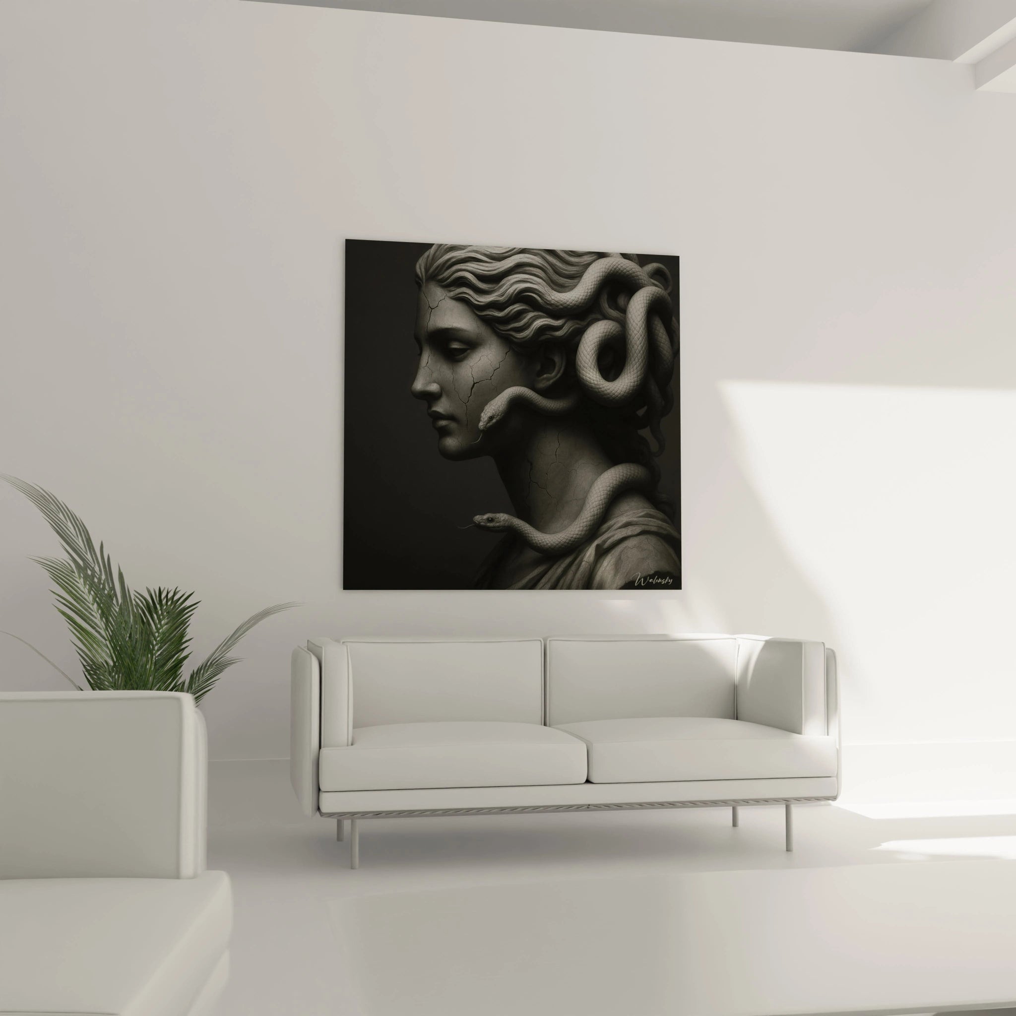 Un tableau méduse en grisaille présentant un profil de femme sculpturale aux fissures délicates parcourant son visage et son cou. Les serpents entrelacés dans ses cheveux ondulés offrent une texture écailleuse contrastant avec la peau lisse.

