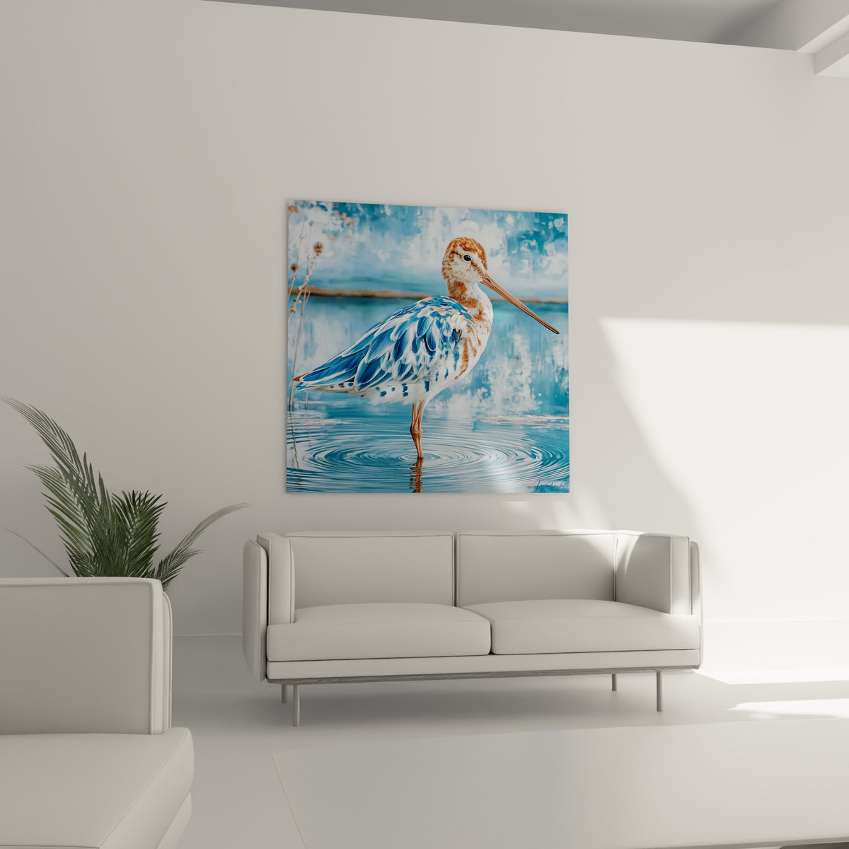 Oiseau élancé aux teintes bleu pastel et cuivrées, posé au-dessus d'un canapé dans un salon lumineux