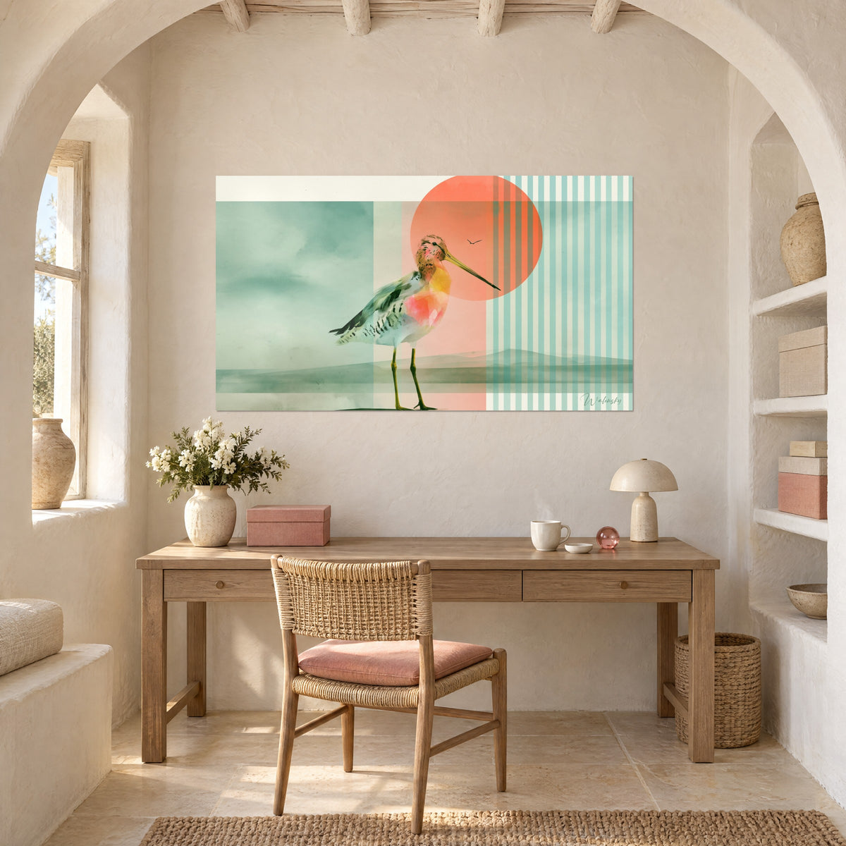 Gemälde Watvogel in Aquarell mit Rosa und Mintgrün, korallenrote Sonne, über einem Schreibtisch aus hellem Holz aufgehängt