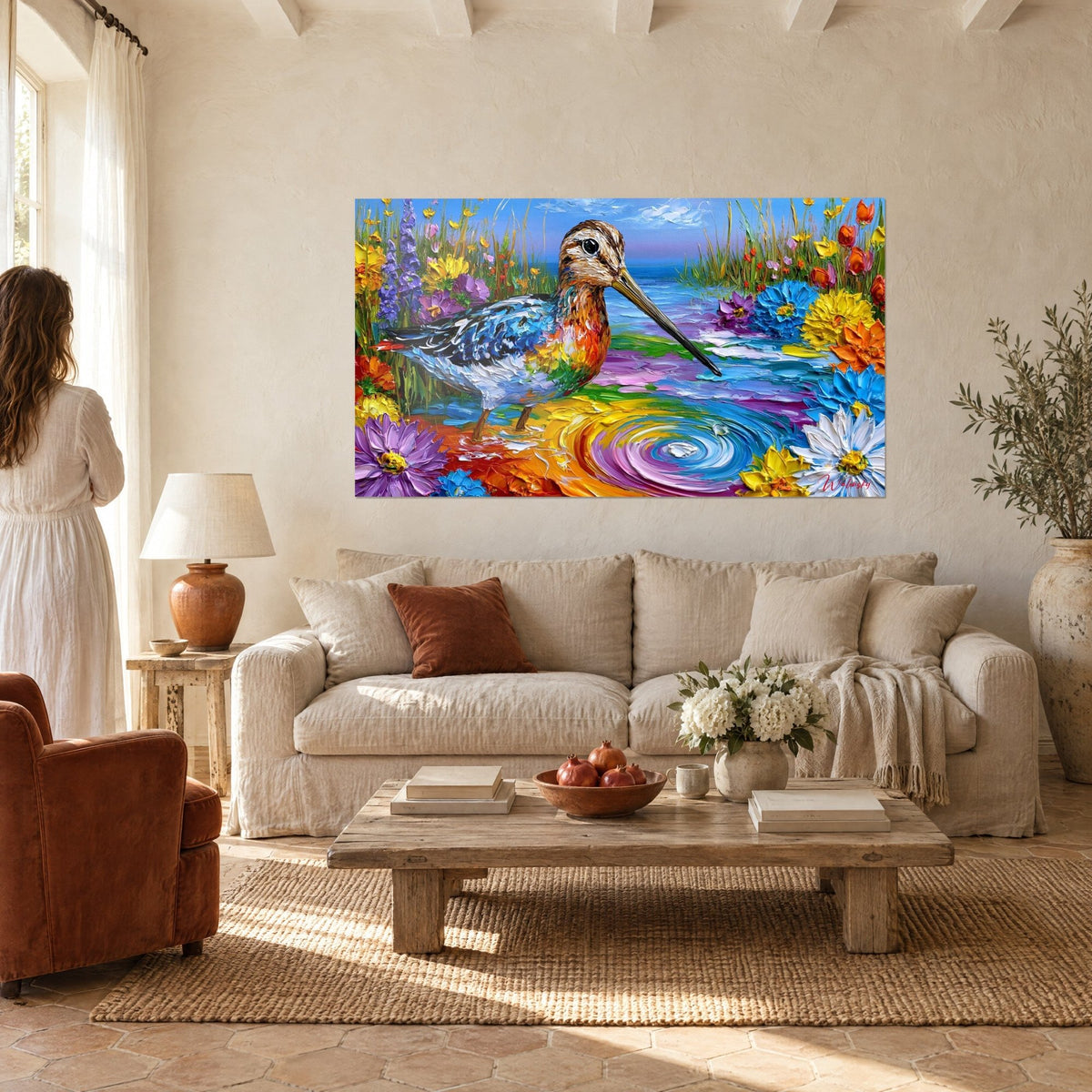 Quadro beccaccia dal lungo becco blu e arancio in una palude fiorita, onde arcobaleno, sopra un divano in un soggiorno luminoso