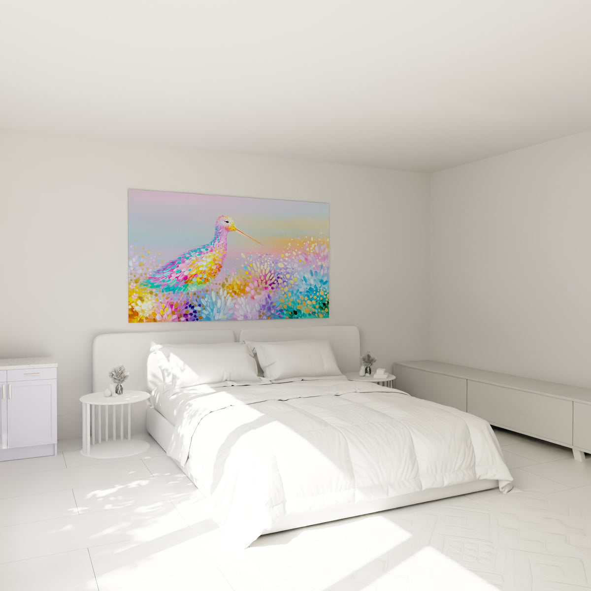 Oiseau au bec orangé et plumes multicolores au-dessus d'un lit dans une chambre claire
