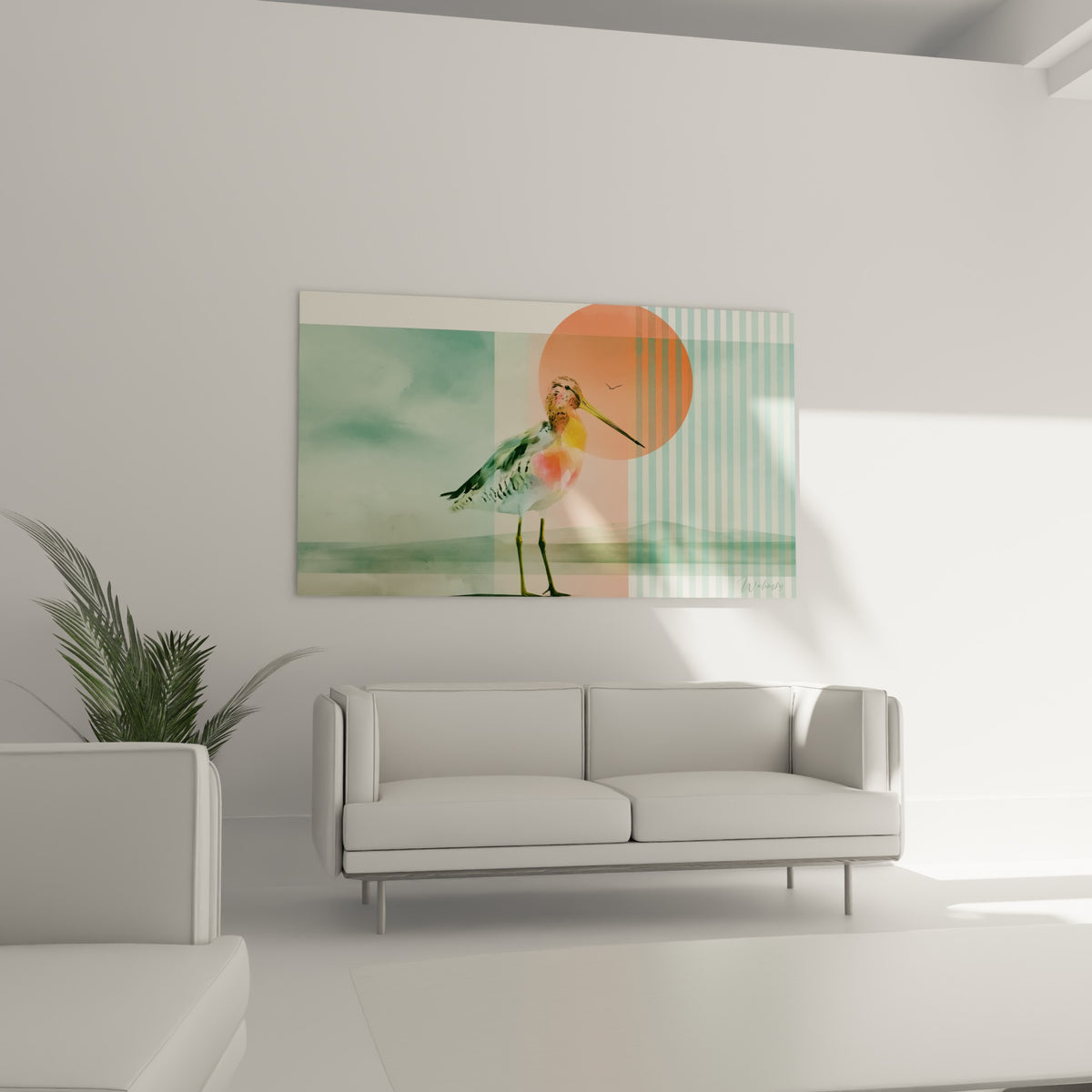 Oiseau graphique aux teintes corail et vert d'eau, toile suspendue au-dessus d'un canapé dans un salon lumineux