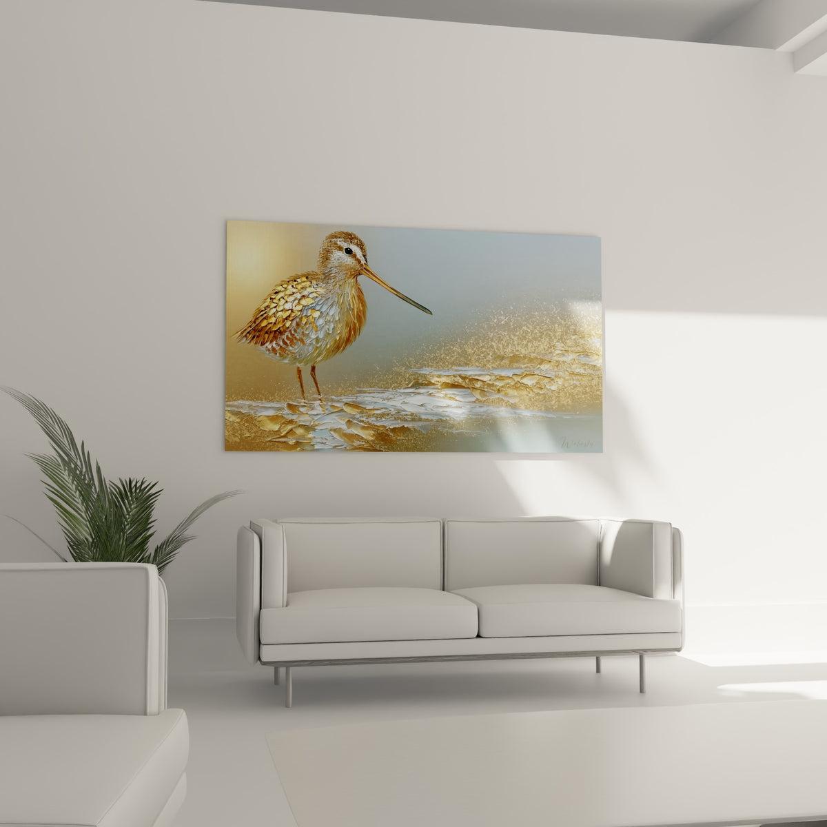 Oiseau au plumage doré texturé suspendu au-dessus d'un canapé dans un salon lumineux