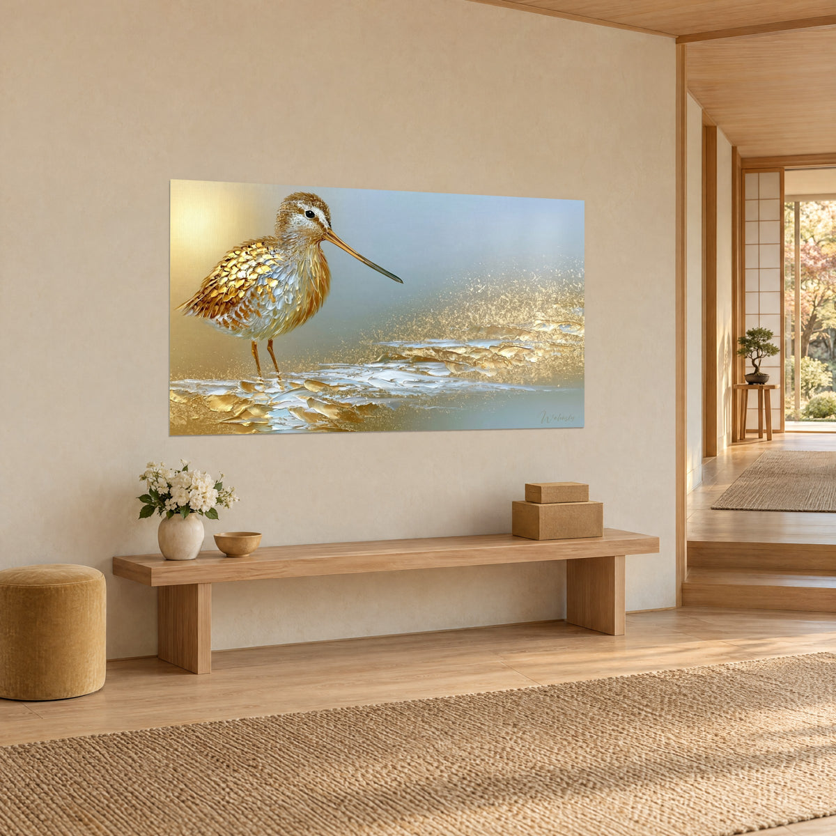 Quadro uccello di riva dalle zampe sottili, schiuma dipinta a empasti oro e bianchi su azzurro cielo, ingresso japandi in legno chiaro