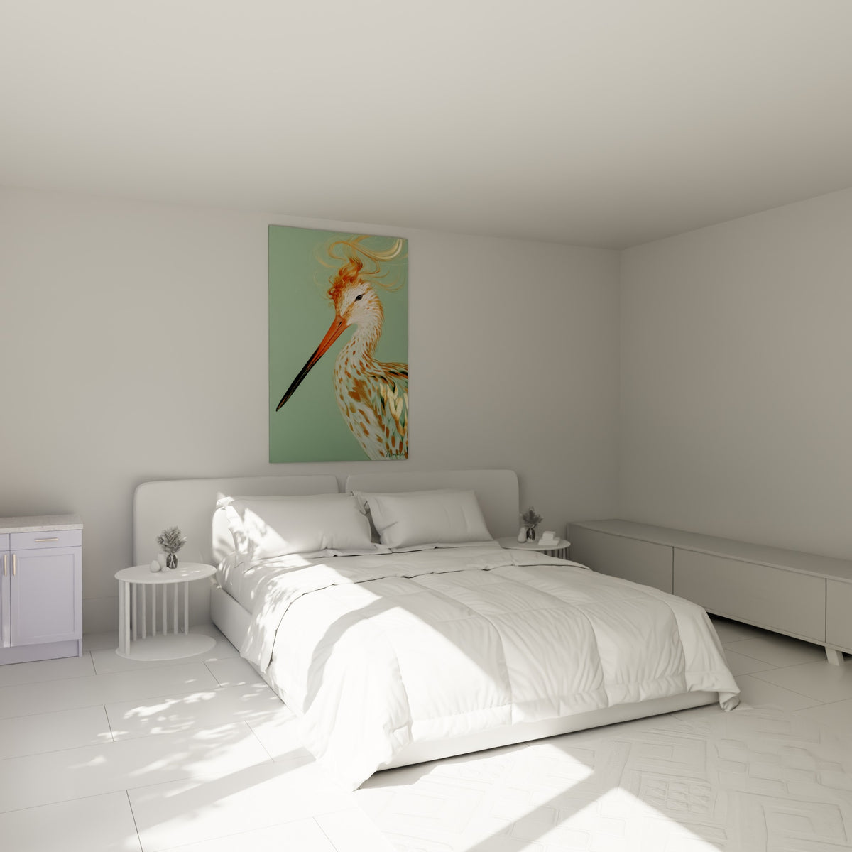 Silhouette de bécasse dorée et blanche à long bec noir, accrochée au-dessus d'un lit dans une chambre claire