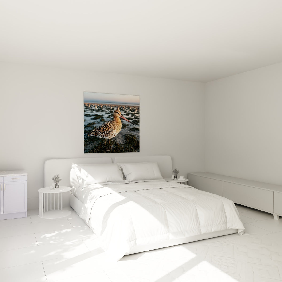 Silhouette d'une bécasse ocre au bec rosé accrochée au-dessus d'un lit dans une chambre claire