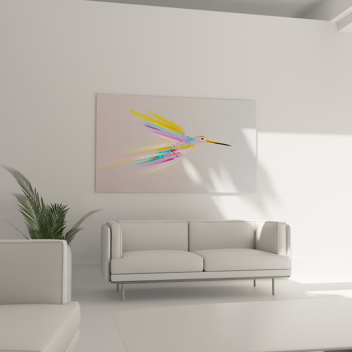 Silhouette ailée aux nuances corail et violettes, suspendue au-dessus d'un canapé dans un salon lumineux