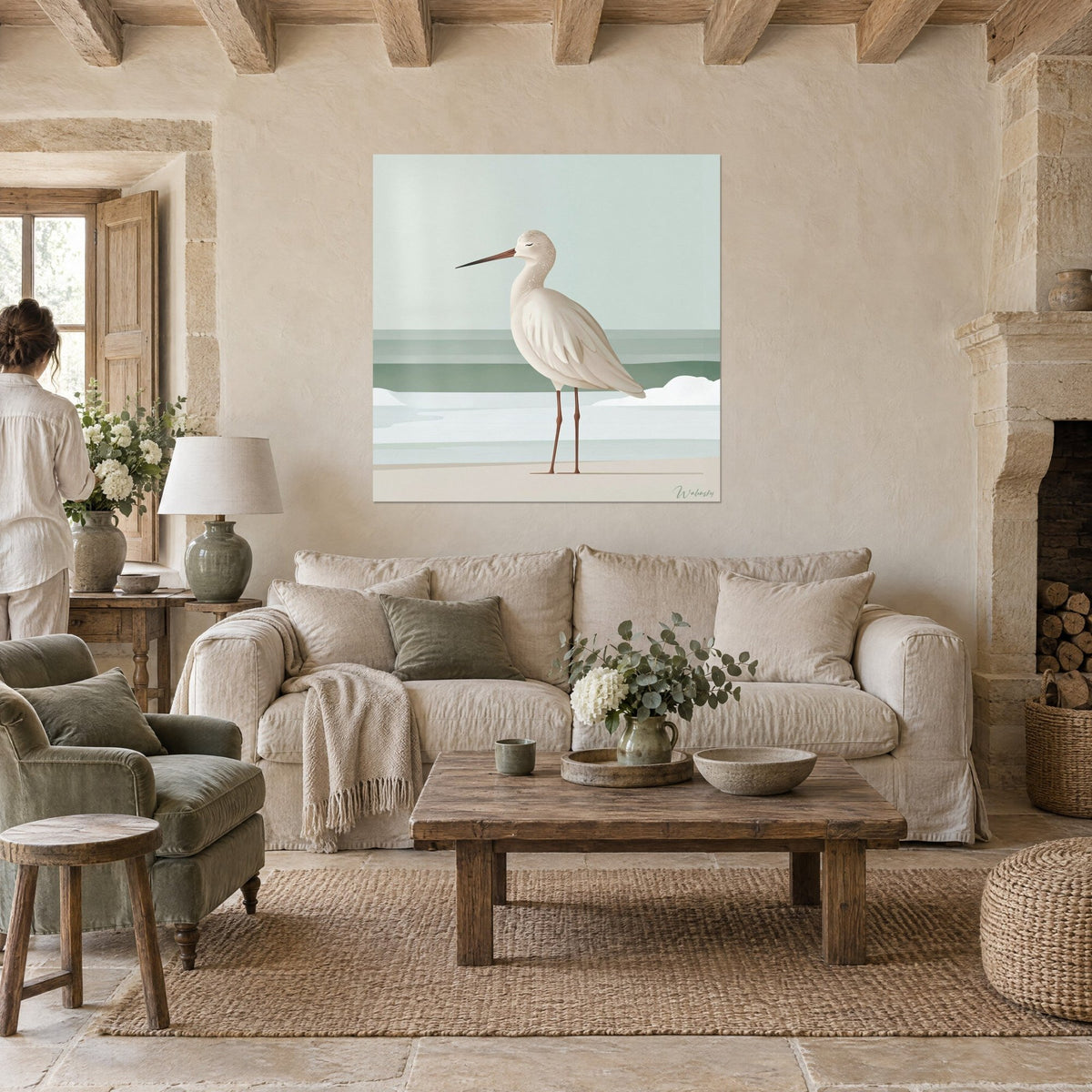 Tableau bécasse crème au long bec brun, sur mer vert sauge et sable beige, au-dessus d'un canapé dans un salon lumineux
