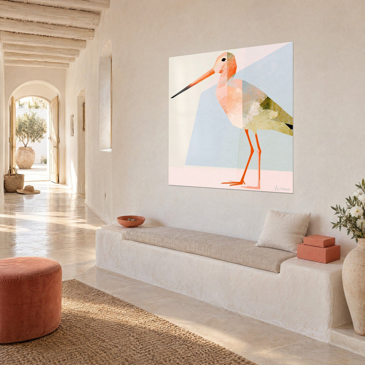 Tableau échassier aux pattes orange vif et corps rose saumon, triangle bleu pastel derrière lui, sur un mur blanc d'une maison méditerranéenne