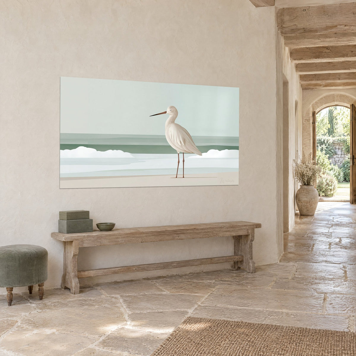 Tableau échassier crème aux pattes brunes, face à une mer vert sauge et des vagues d'écume, sur un mur de pierre d'une maison de campagne