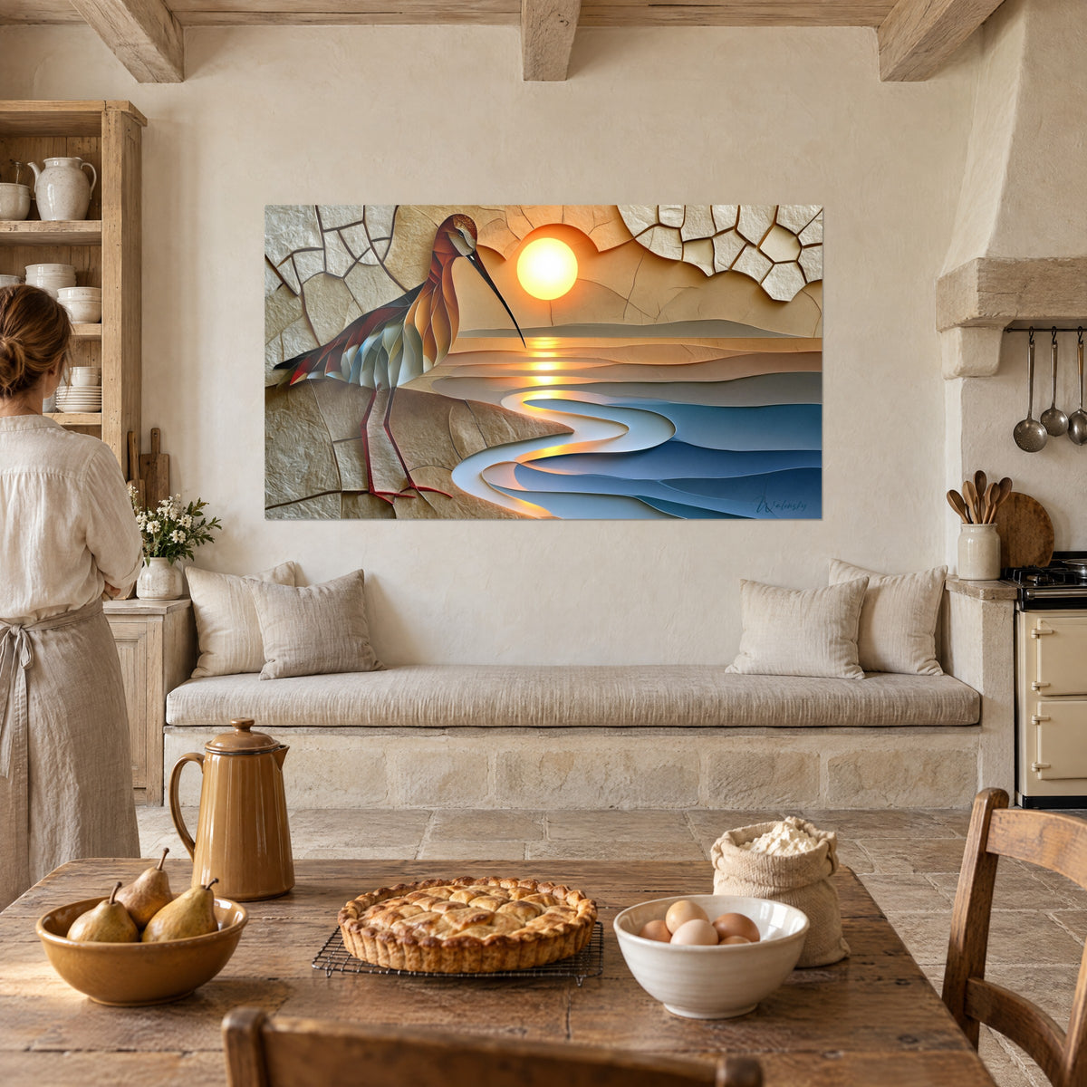 Tableau bécasse en strates de papier, soleil blanc et reflets dorés sur l'eau bleue, femme de dos dans une cuisine en pierre