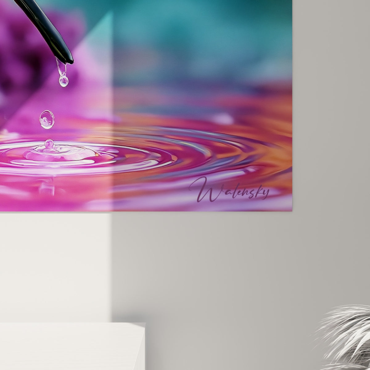 Détail des plumes turquoise et pourpres texturées avec goutte d'eau et reflets dorés en gros plan