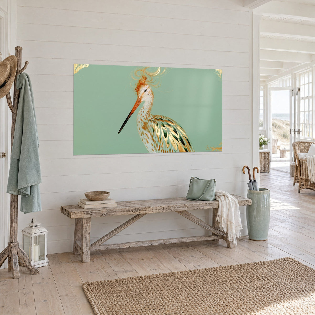 Tableau échassier au long bec orange et noir, plumage blanc tacheté de roux sur fond vert d'eau, dans une maison de bord de mer
