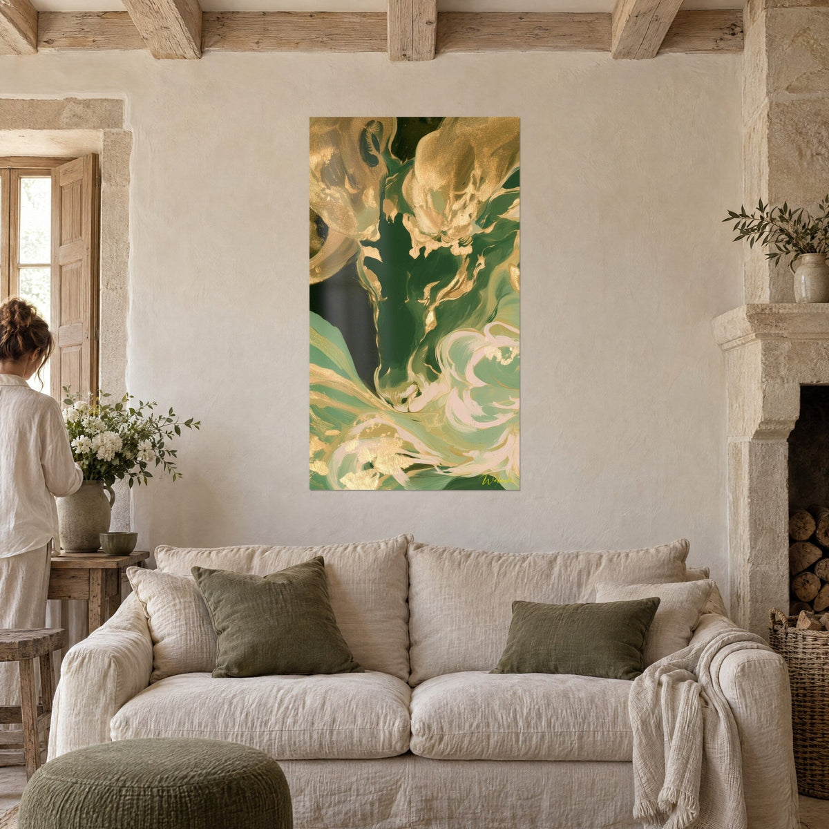 Tableau tête de bélier émergeant de coulures vert bouteille et or, volutes rose pâle, au-dessus d'un canapé dans un salon lumineux