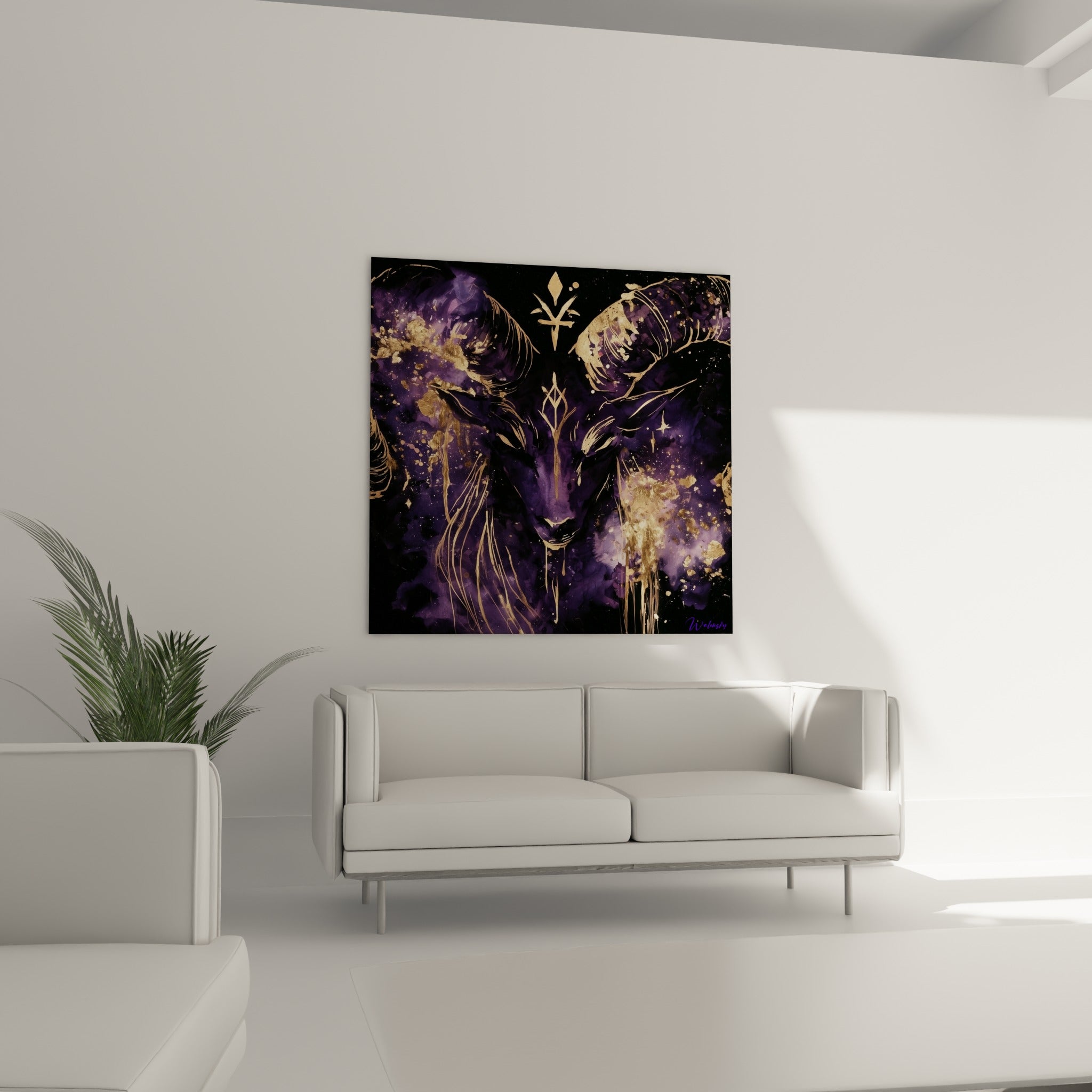 Tête de Bélier mystique en violet sombre et or accrochée au-dessus d'un canapé dans un salon lumineux