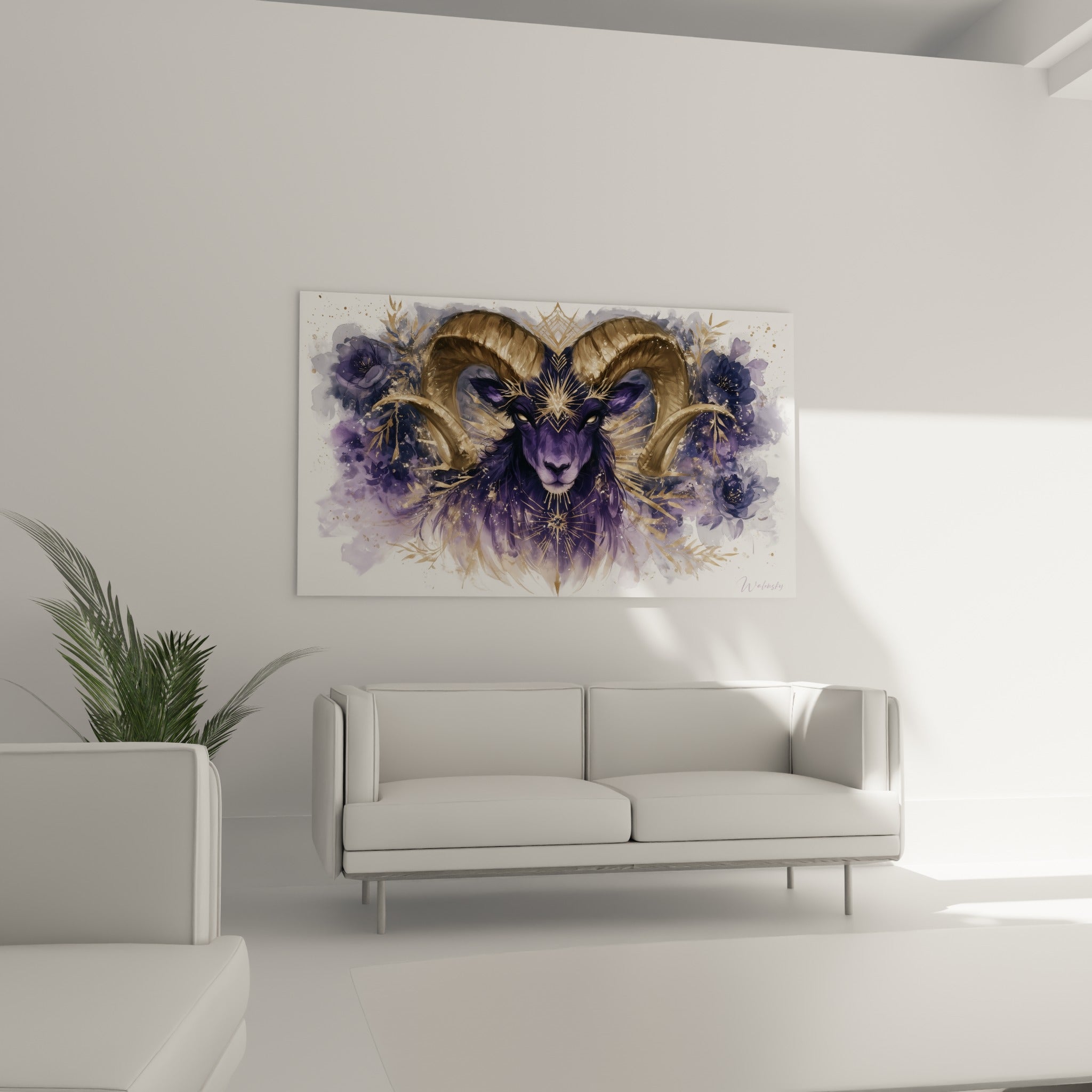 Motifs floraux mauves entourant le Bélier doré et anthracite, suspendu au-dessus d'un canapé dans un salon lumineux