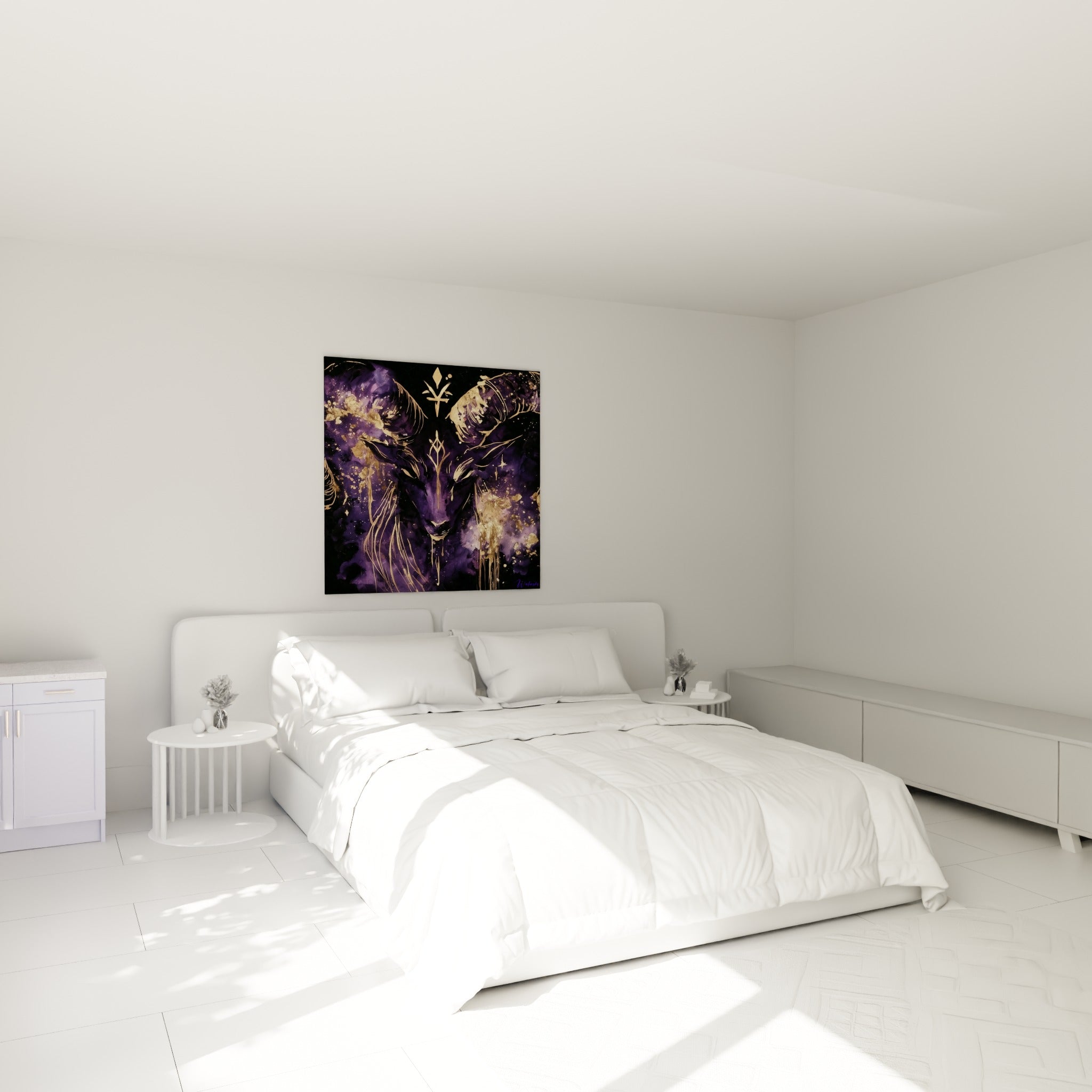 Cornes dorées d'un Bélier violet aubergine surplombant un lit dans une chambre claire