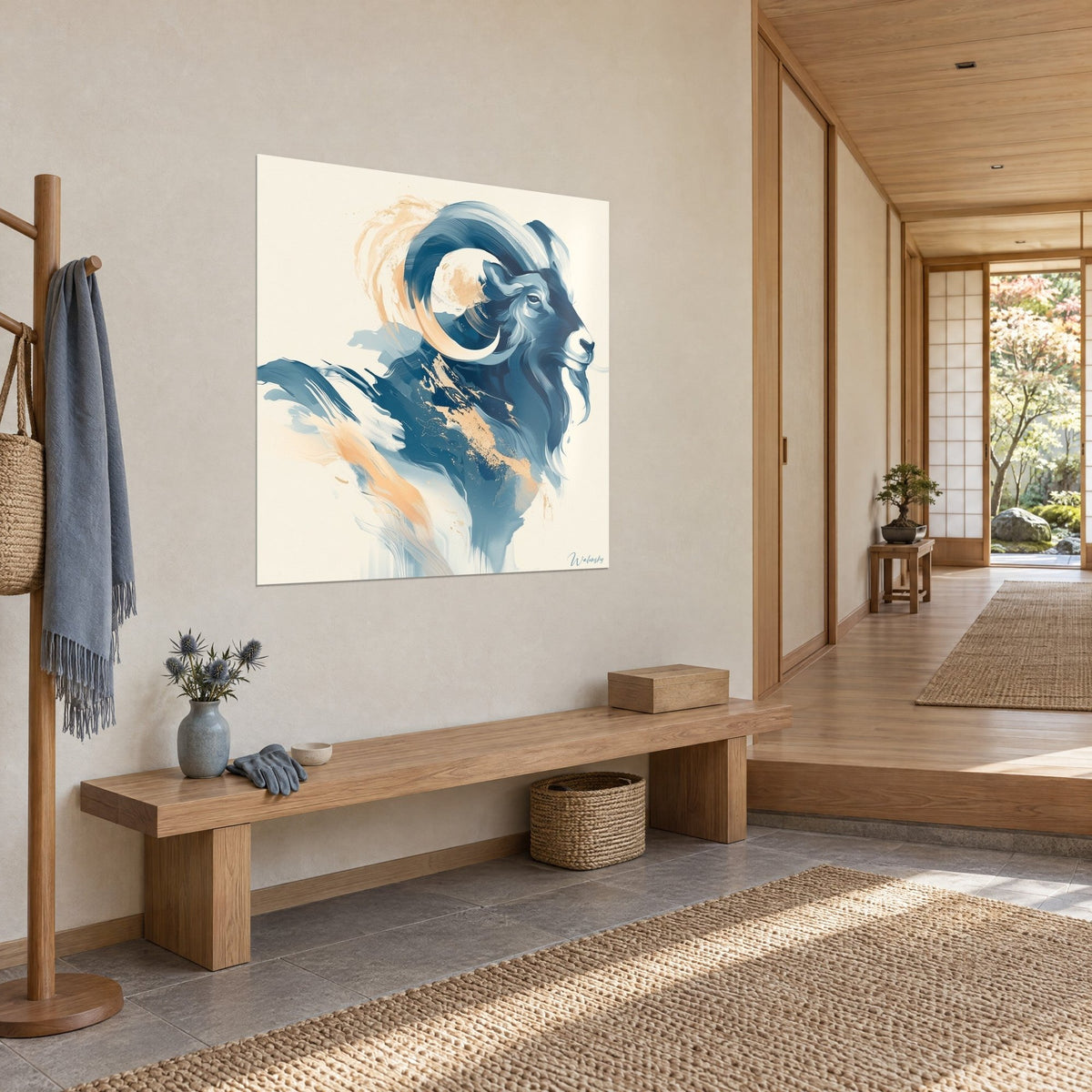 Quadro testa d'ariete a pennellate blu petrolio e sabbia dorata, sfondo avorio, parete di un ingresso japandi