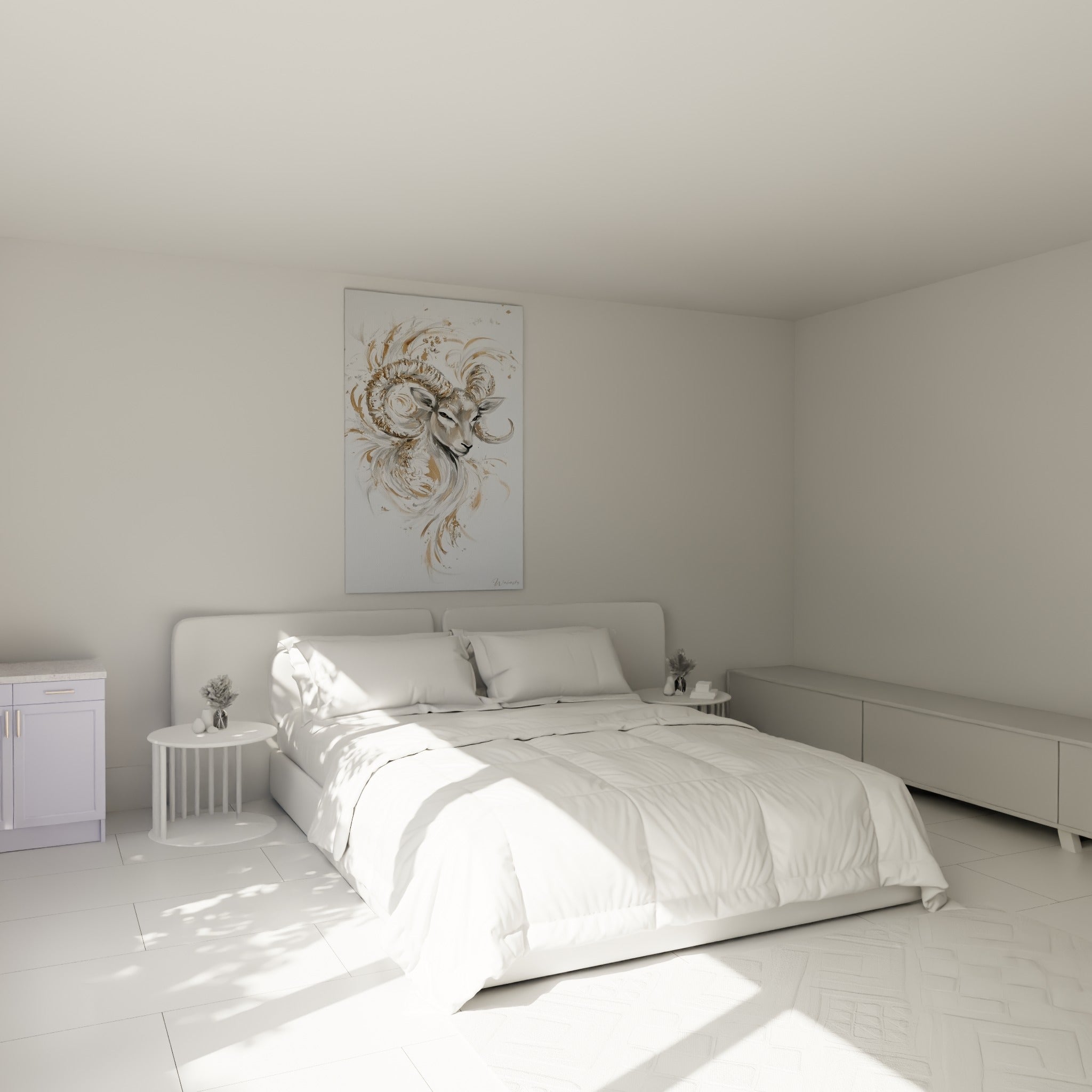 Cornes dorées et pelage blanc du bélier accrochés au-dessus d'un lit dans une chambre claire