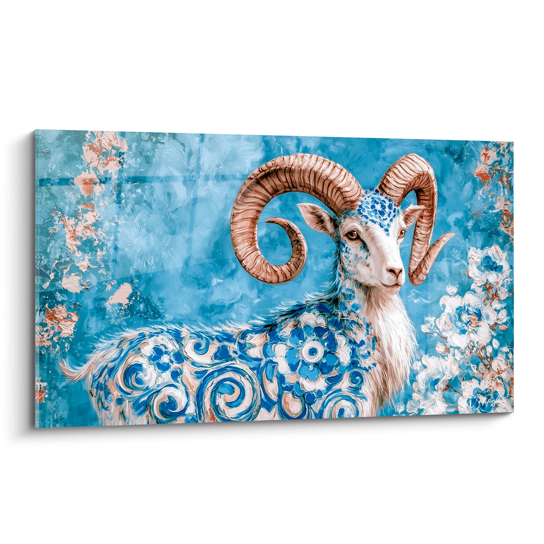 Bélier aux cornes dorées et motifs bleus floraux façon porcelaine sur fond bleu poudré