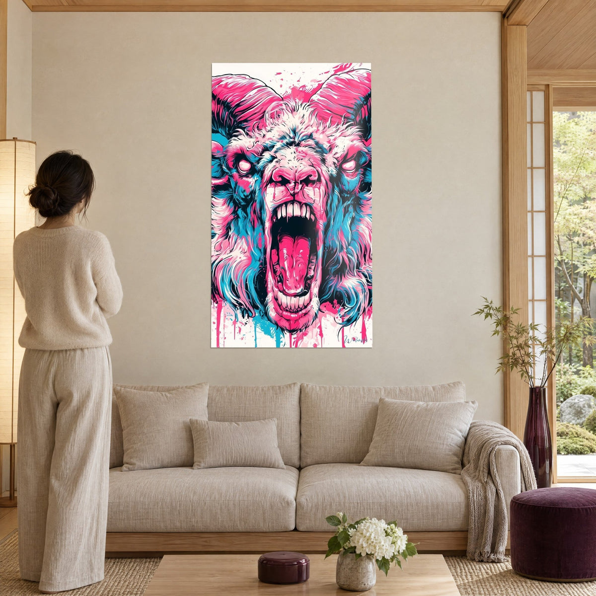 Tableau bélier hurlant rose et turquoise, cornes enroulées et crocs blancs, au-dessus d'un canapé dans un salon lumineux