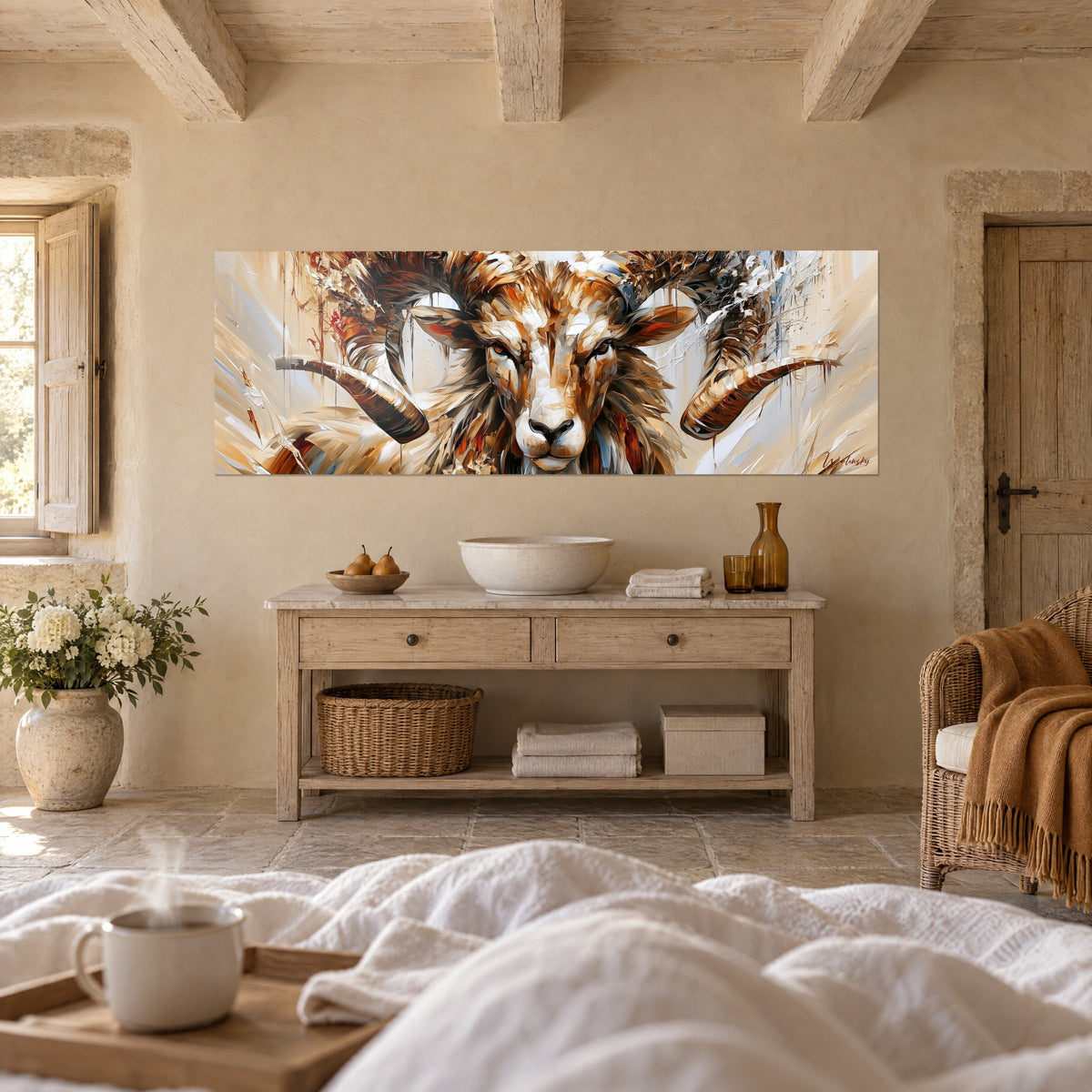 Tableau mouton à cornes massives, toison caramel et ivoire, touches rousses, accroché au-dessus d'un lit dans une chambre claire