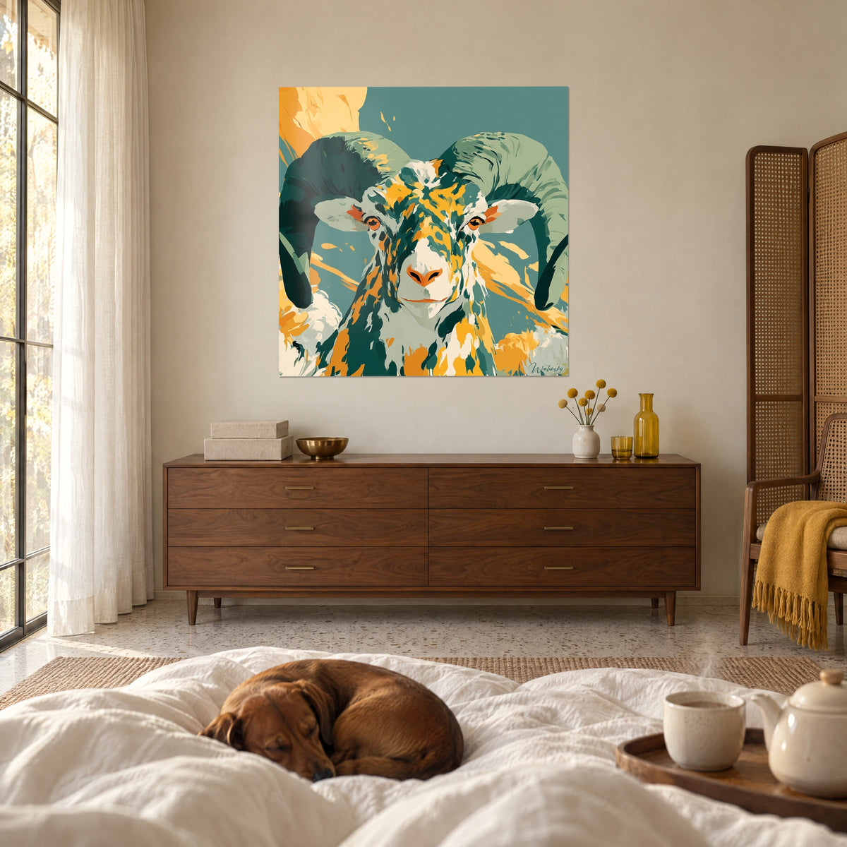 Tableau mouflon au regard orange, cornes vert profond, éclaboussures jaune soleil sur fond sarcelle, au-dessus d'un lit dans une chambre claire