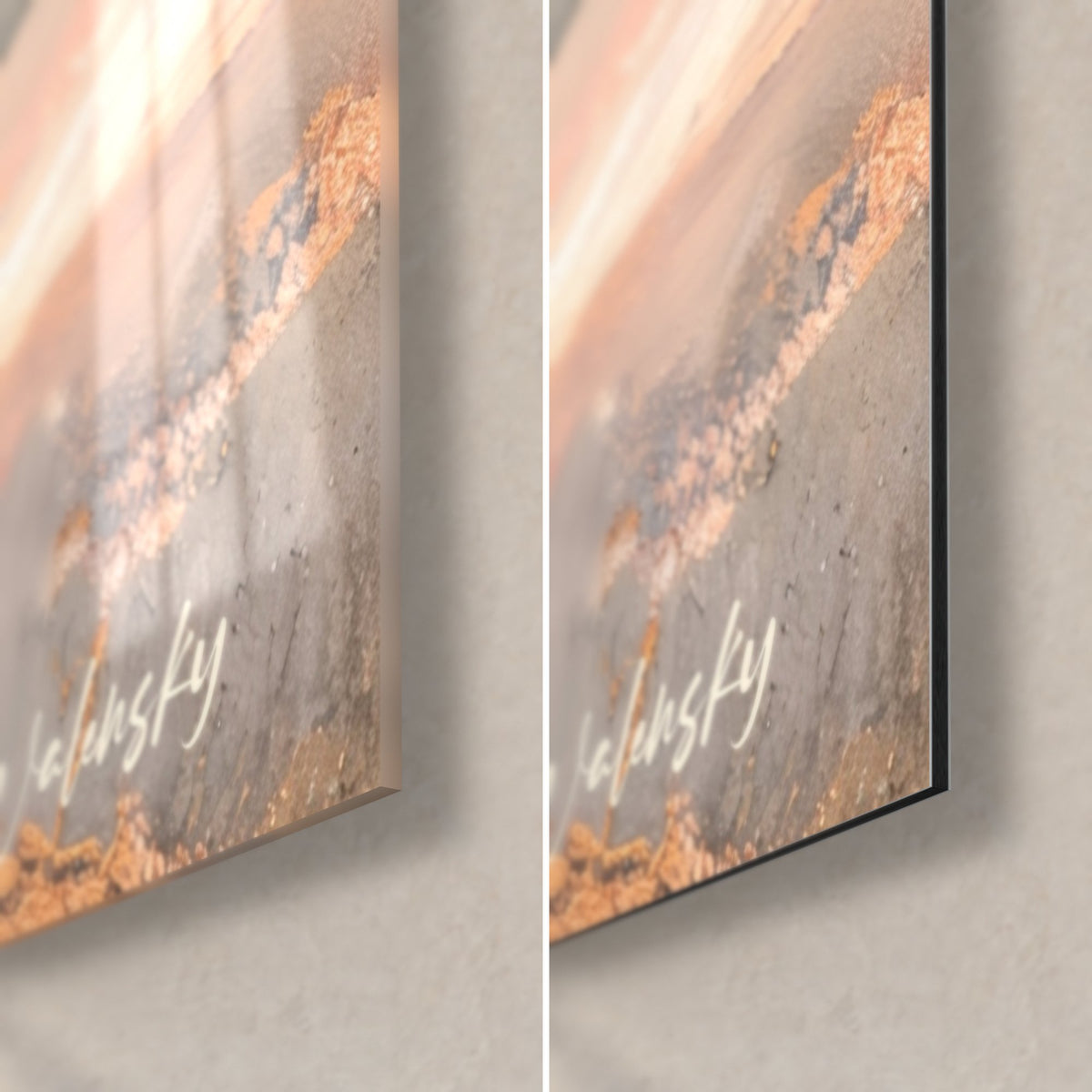 Tableau mouflon blanc, coin bas droit : verre acrylique brillant à gauche, alu Dibond mat à droite, signature crème et reflets orangés, tranche de 3 mm