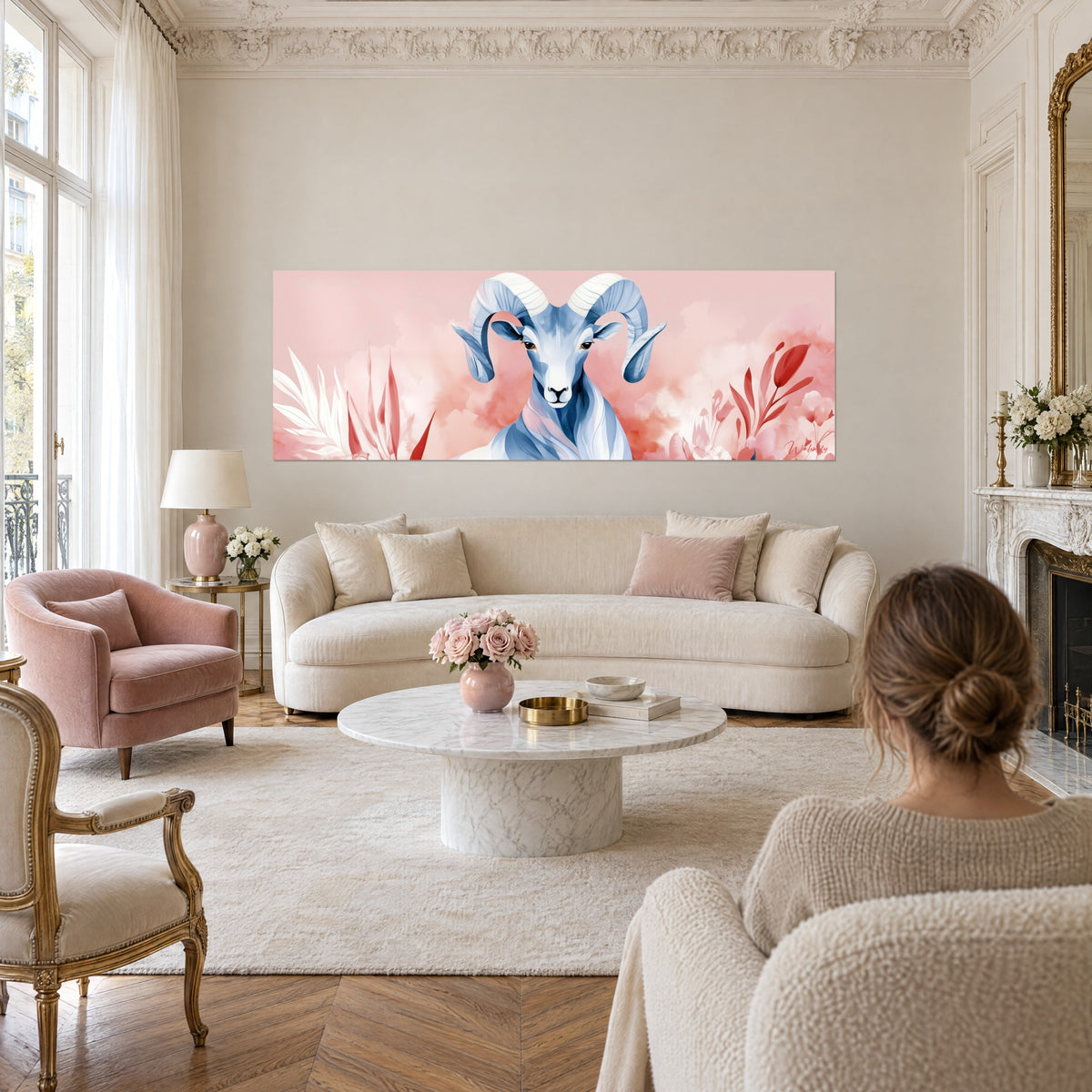 Gemälde Widder mit eingerollten Hörnern in Puderblau vor korallenrosa Wolken, rote Blumen, über einem Sofa in einem hellen Wohnzimmer