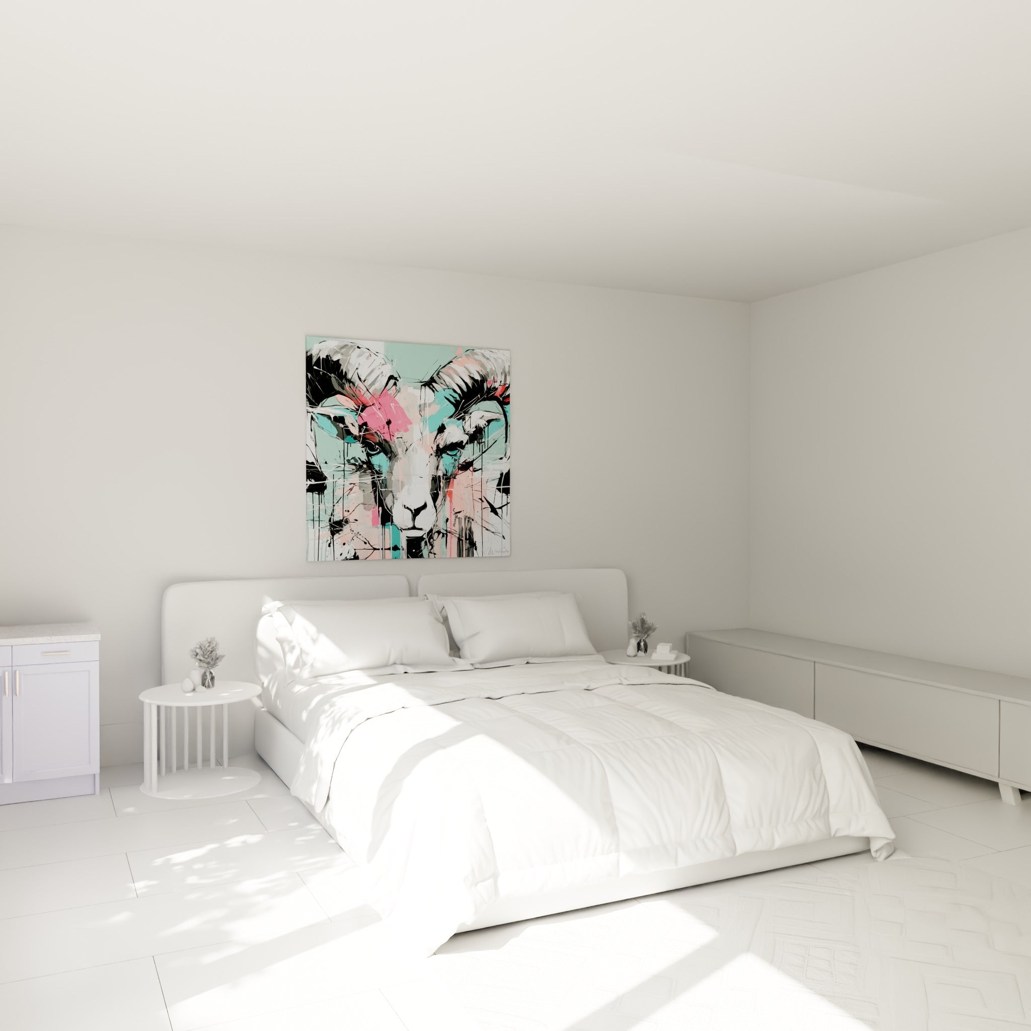 Cornes enroulées et taches roses de ce Bélier, accroché au-dessus d'un lit dans une chambre claire