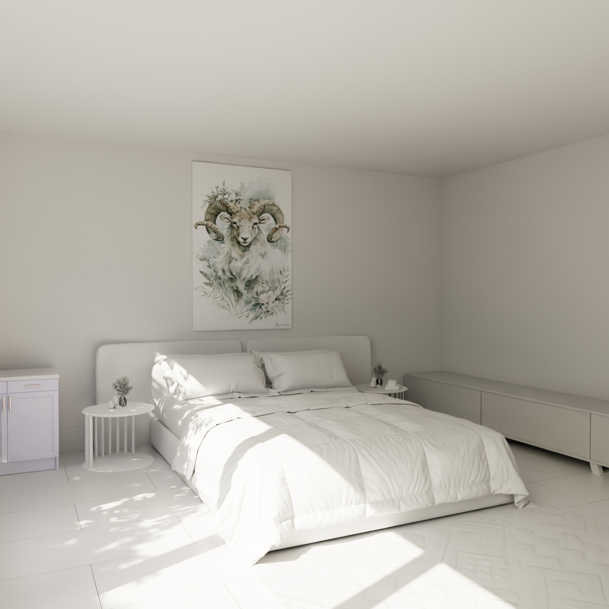 Cornes recourbées et fourrure ivoire du Bélier accrochées au-dessus d'un lit dans une chambre claire