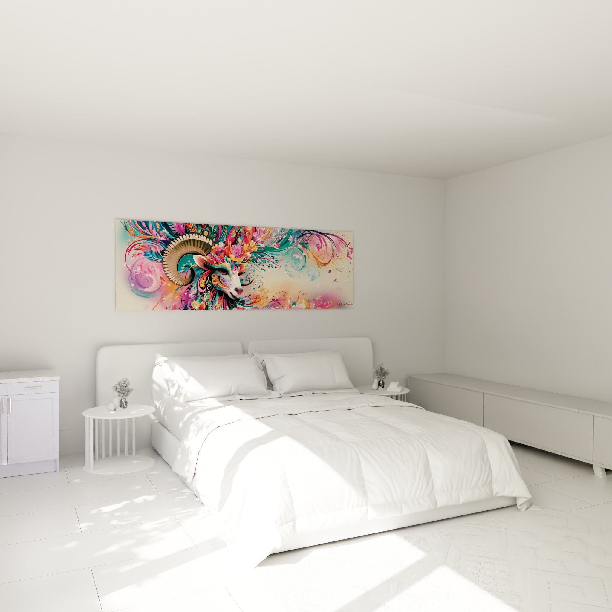 Motifs floraux corail et turquoise entourant la tête du Bélier, accroché au-dessus d'un lit dans une chambre claire