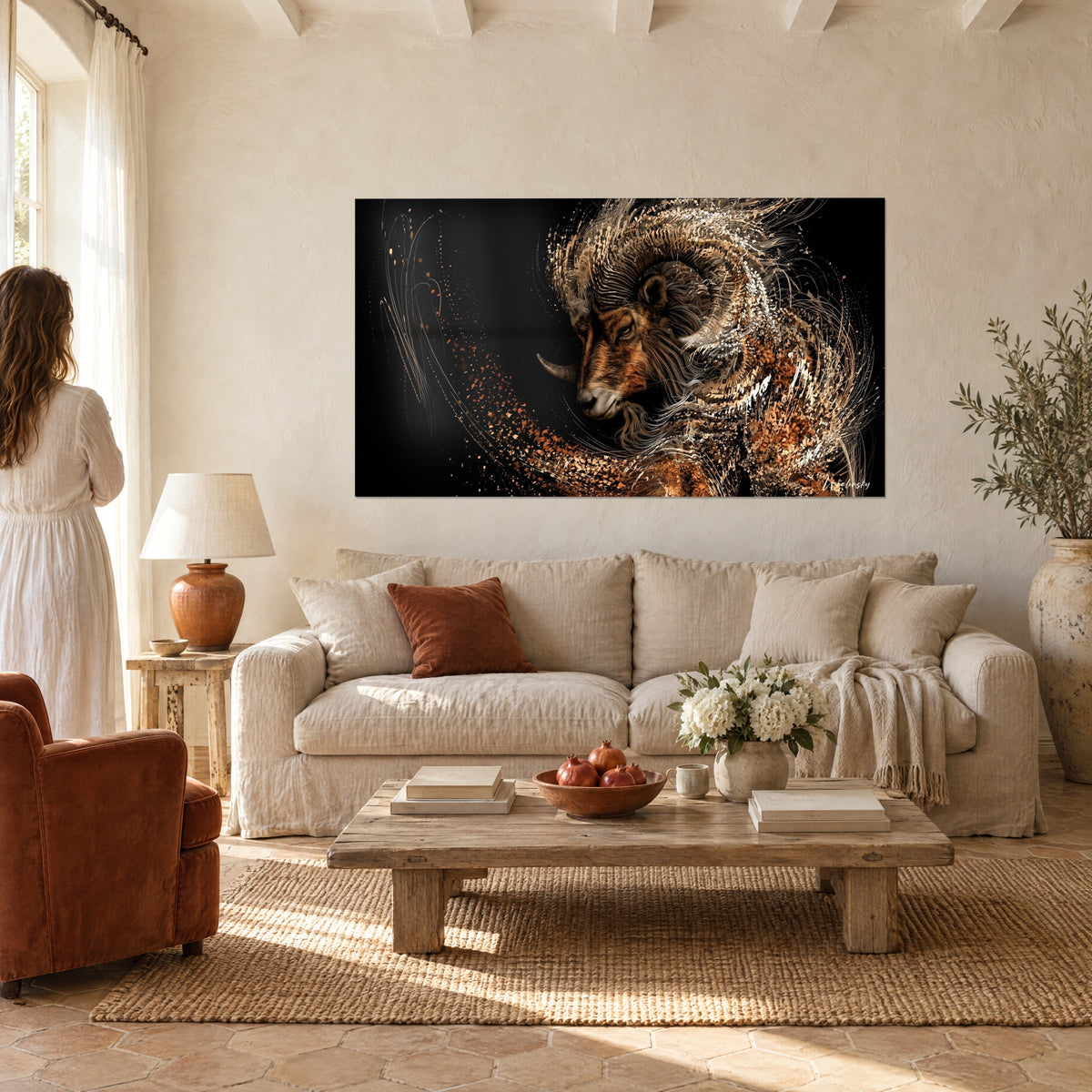 Gemälde Widder mit spiralförmigen Hörnern, kupferfarbenes Fell und beige Splitter auf schwarzem Grund, über einem Sofa in einem hellen Wohnzimmer
