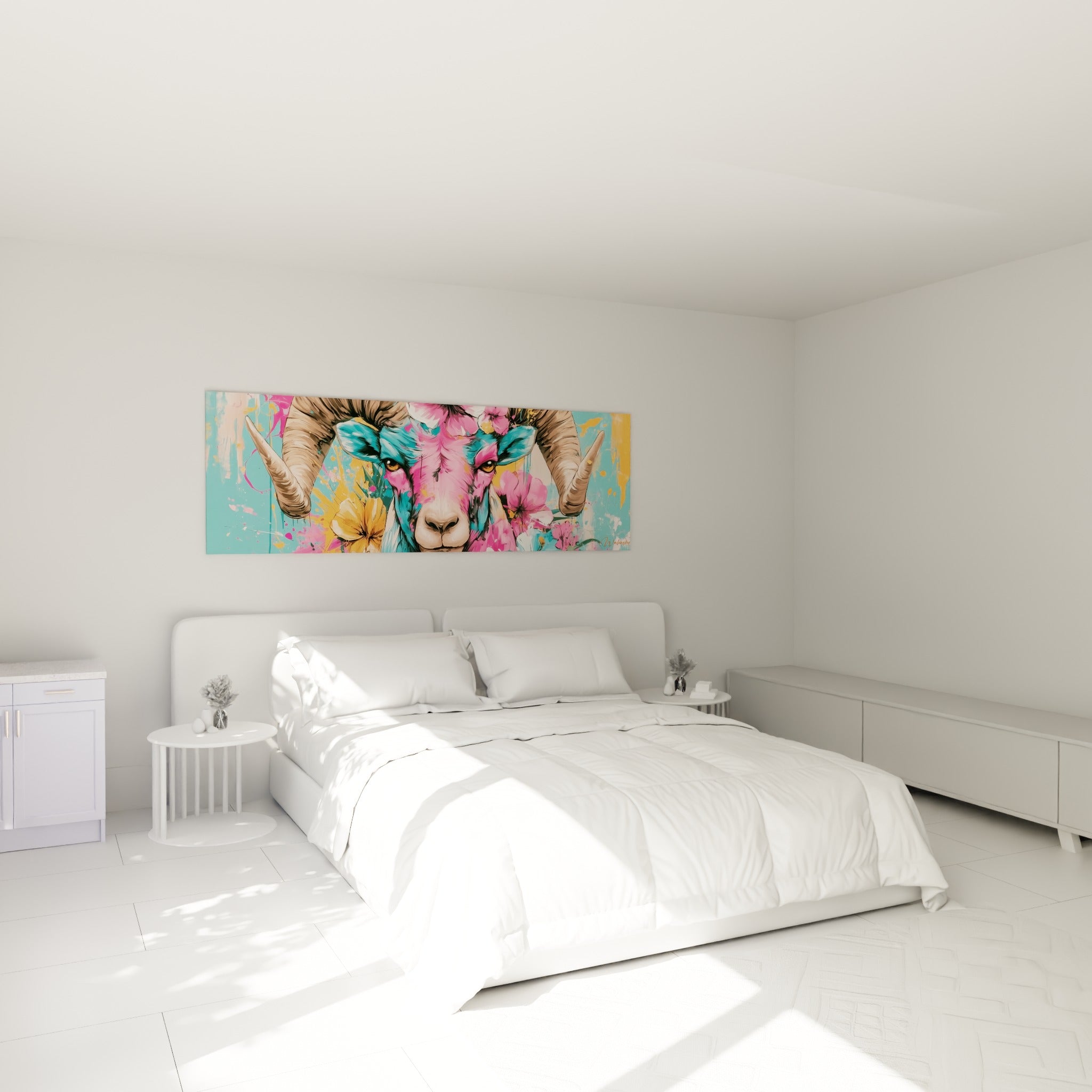 Cornes recourbées et regard ambré d'un bélier fuchsia et turquoise, accroché au-dessus d'un lit dans une chambre claire