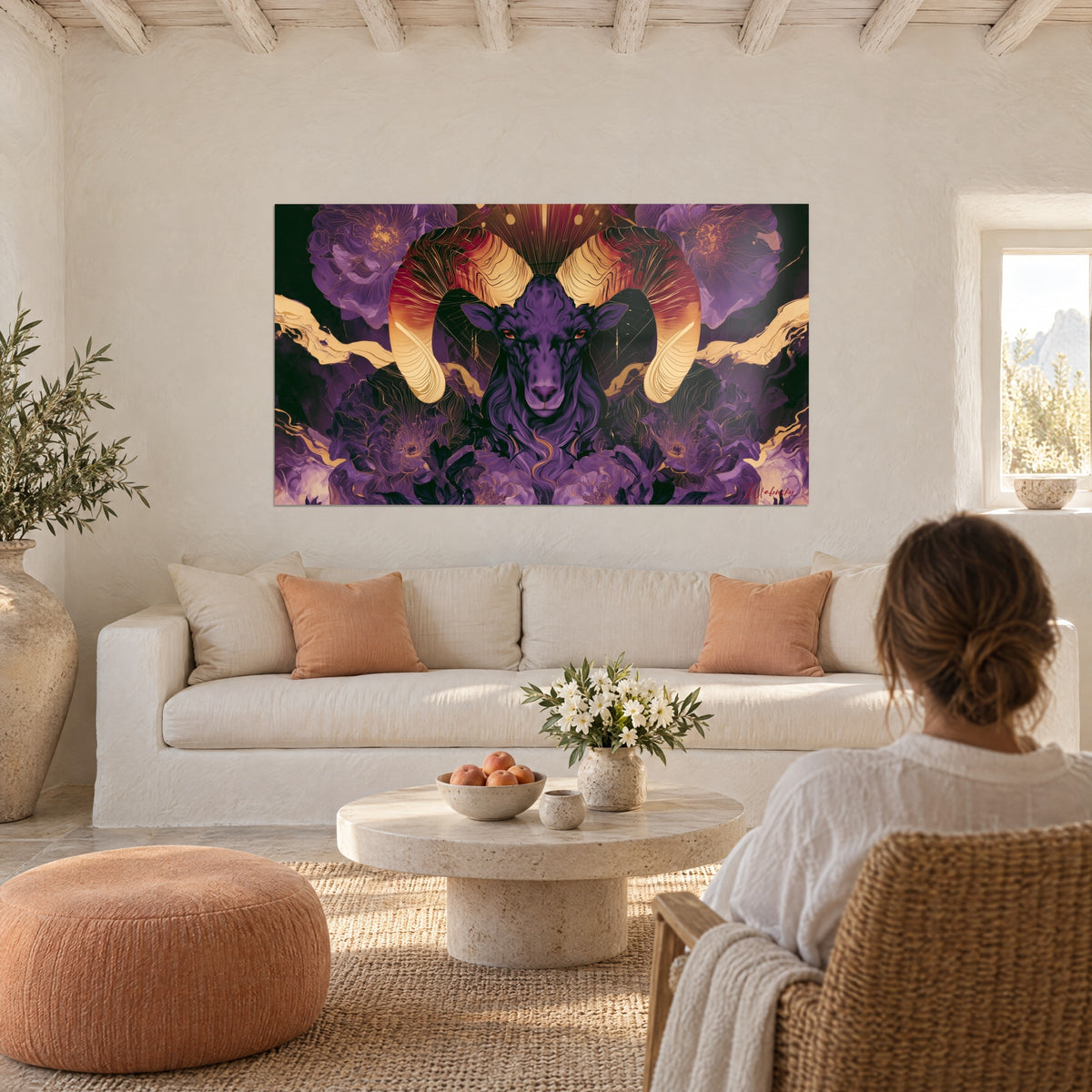 Schilderij paarse ram met gouden en rode krullende hoorns, paarse pioenrozen op een zwarte achtergrond, boven een bank in een lichte woonkamer