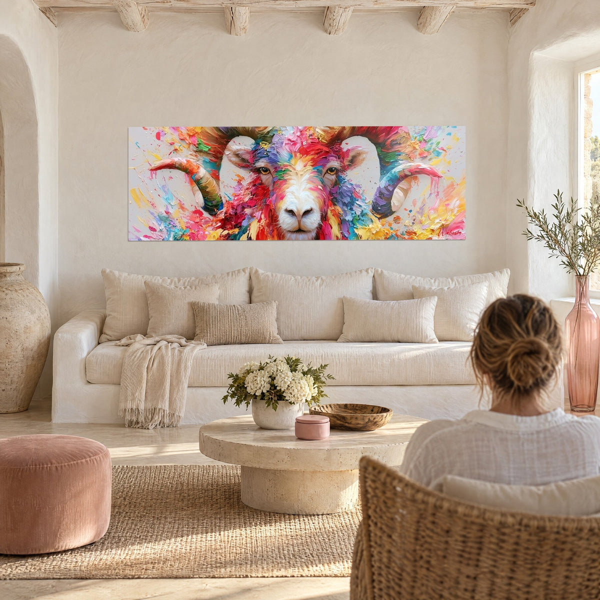 Schilderij ram in dikke verf in fuchsia roze en turquoise blauw, spiraalvormige hoorns, boven een bank in een lichte woonkamer