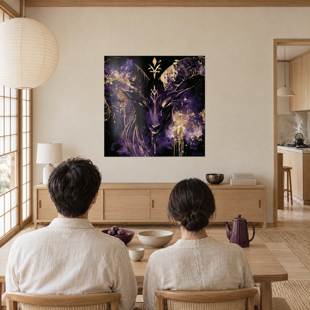 Schilderij rammenfiguur met gouden vonken in een paarse nacht, frontaal ruitsymbool, bekeken door een stel van achteren nabij Japanse ramen